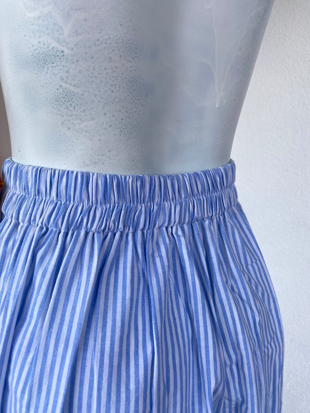 .Pants • Taille XS/S • Pantalon upcyclé à fines rayures bleu ciel et blanches