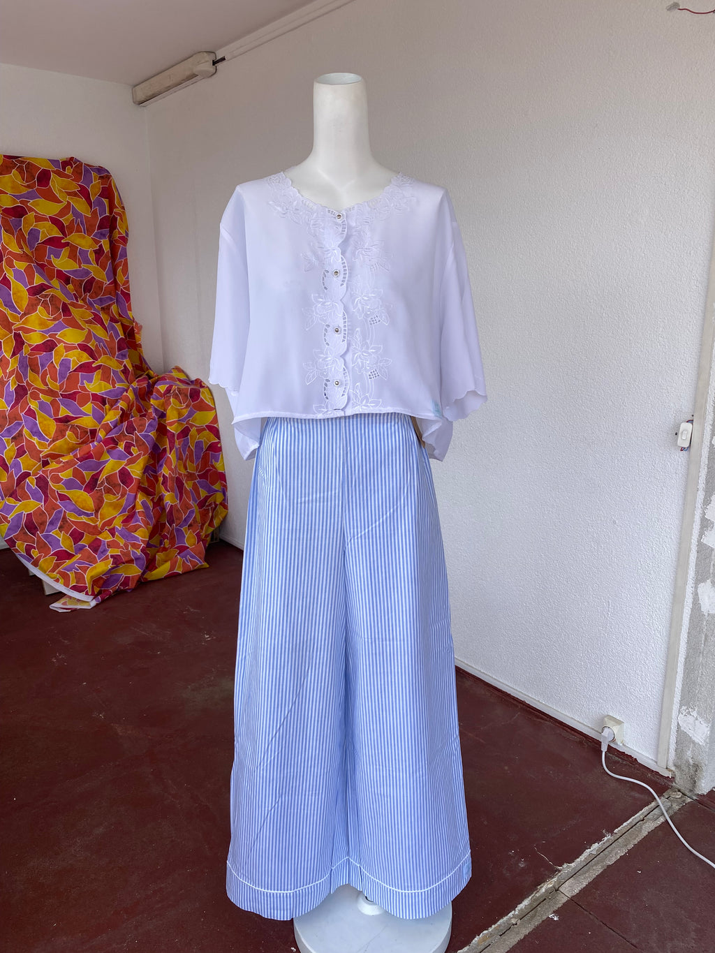 .Pants • Taille XS/S • Pantalon upcyclé à fines rayures bleu ciel et blanches