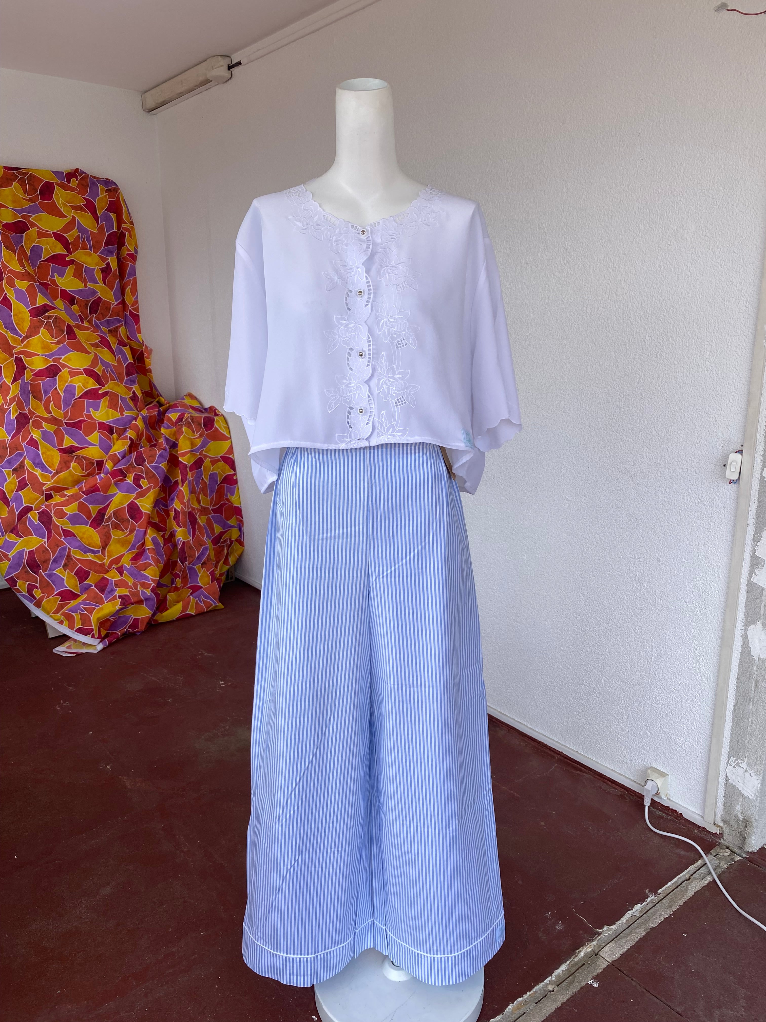 .Pants • Taille XS/S • Pantalon upcyclé à fines rayures bleu ciel et blanches