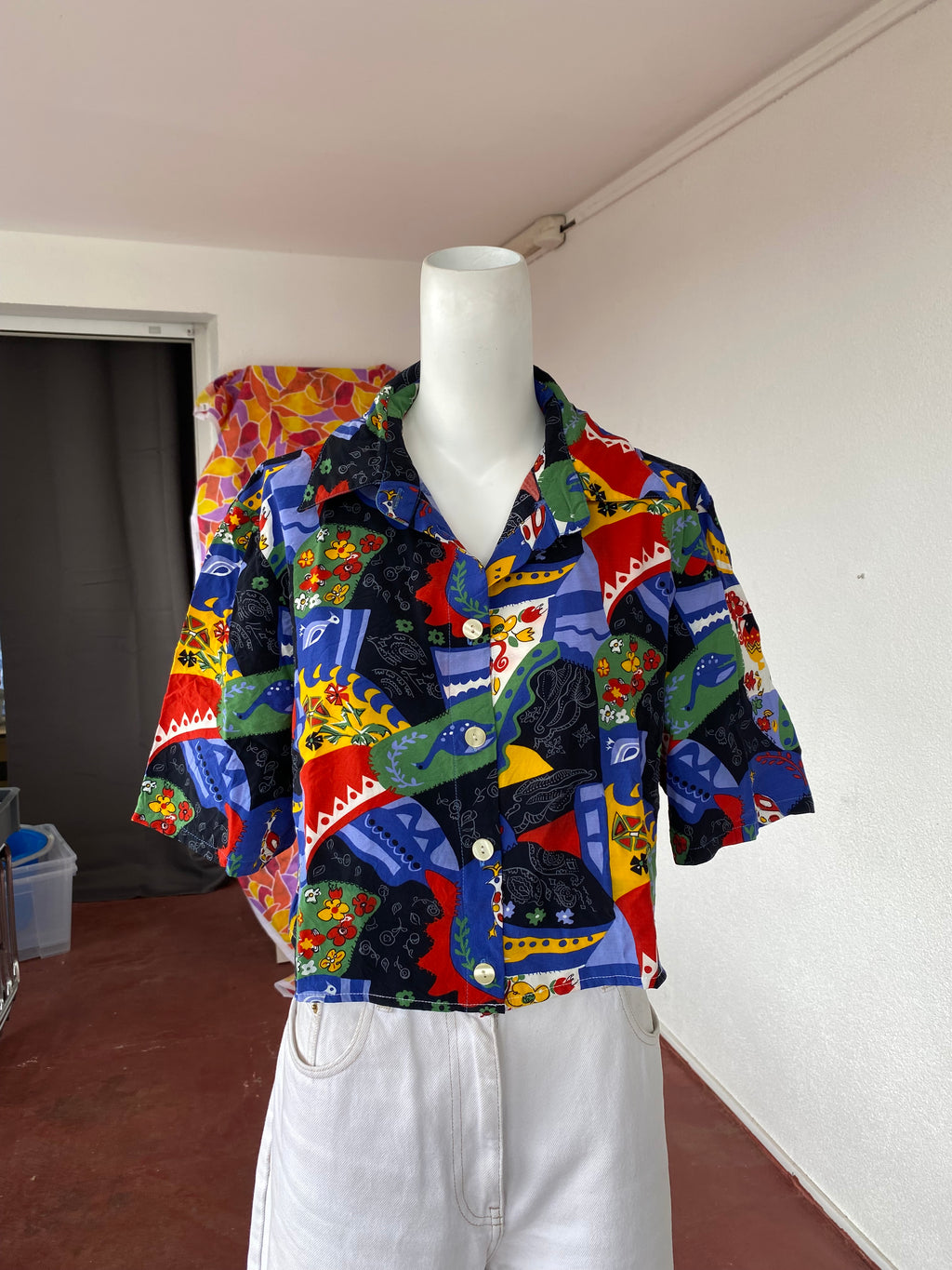 Cropped • T. 36 à 44 • Chemise crop top bleu marine à motifs colorés canard et fleurs