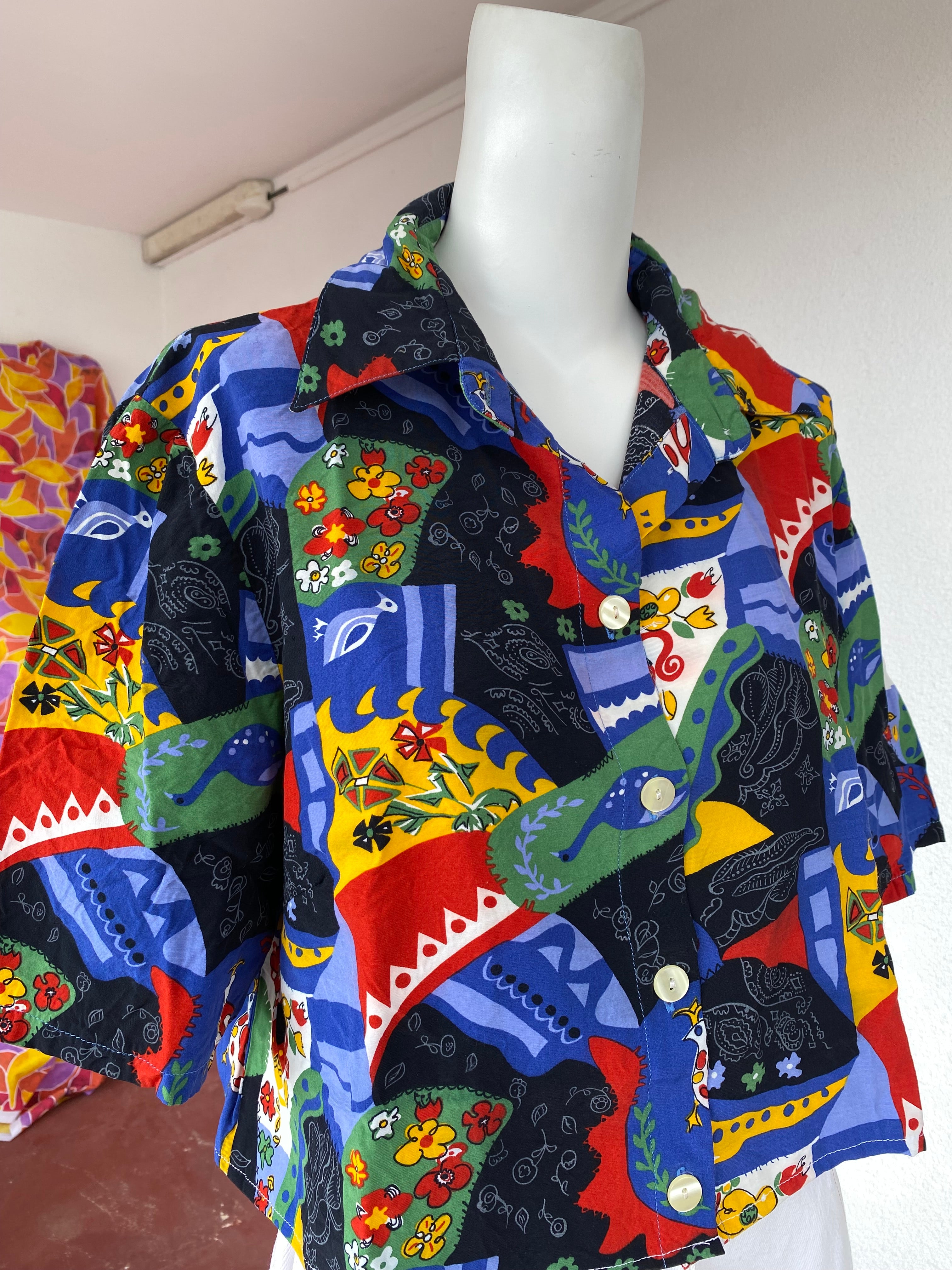 Cropped • T. 36 à 44 • Chemise crop top bleu marine à motifs colorés canard et fleurs
