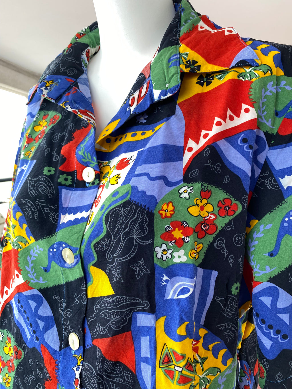 Cropped • T. 36 à 44 • Chemise crop top bleu marine à motifs colorés canard et fleurs