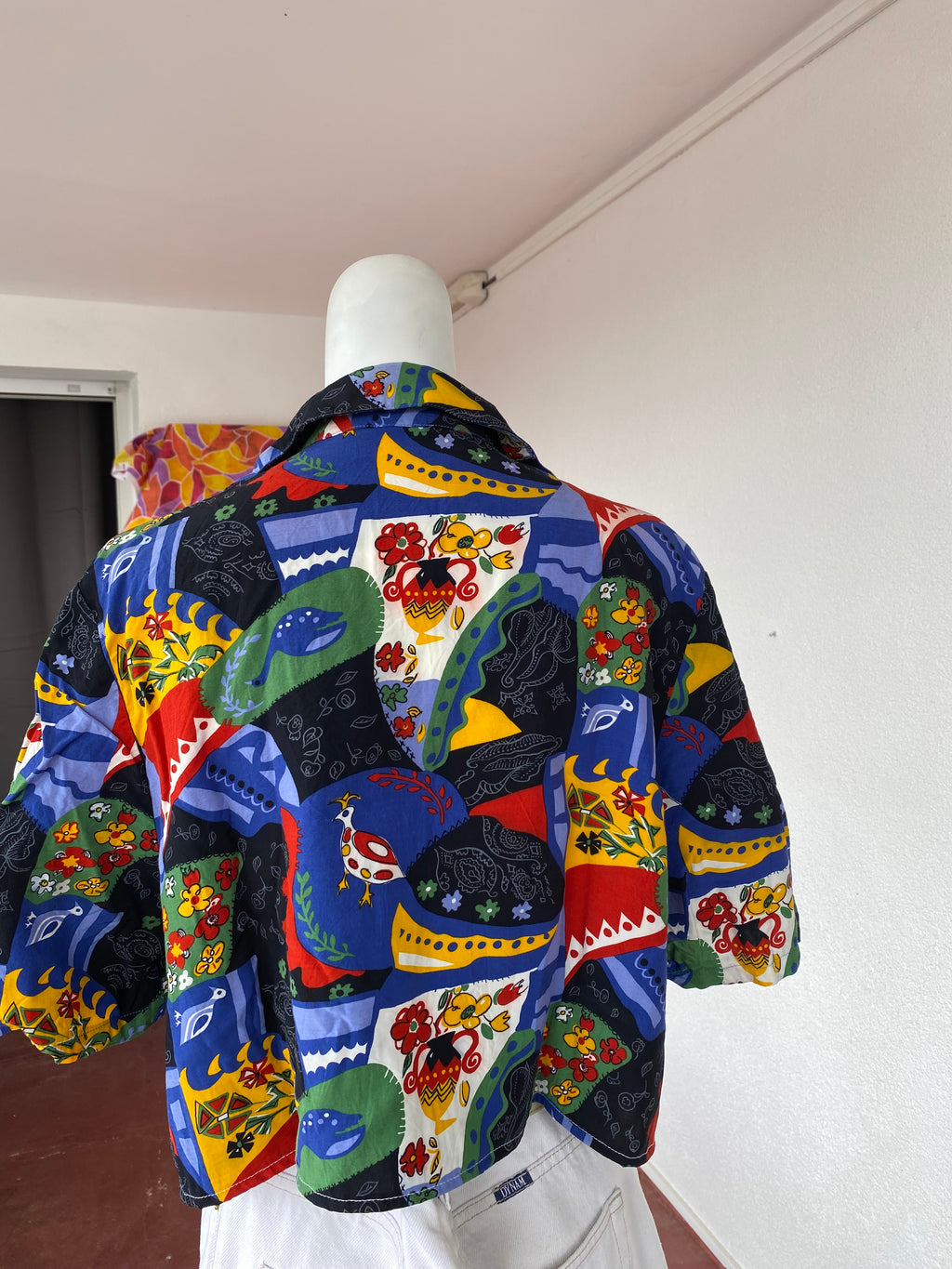 Cropped • T. 36 à 44 • Chemise crop top bleu marine à motifs colorés canard et fleurs