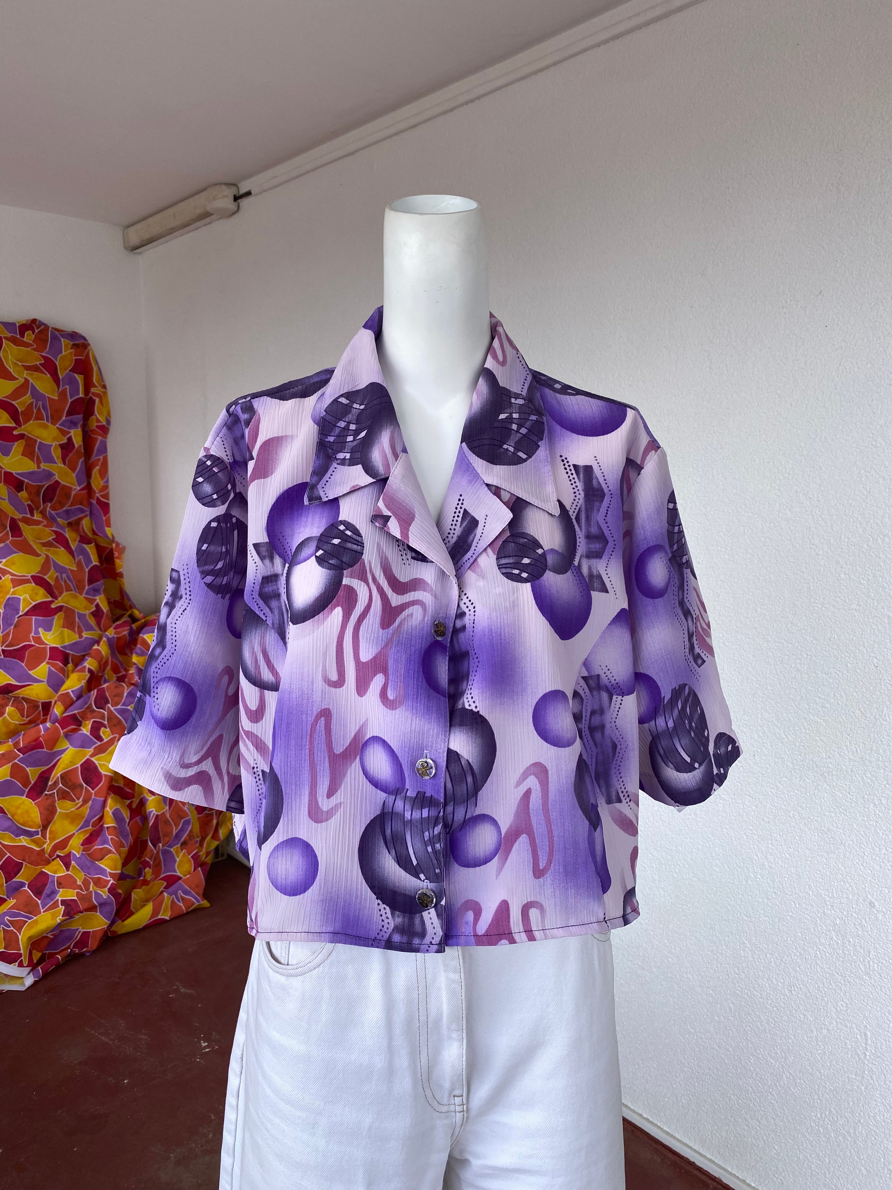 Cropped • T. 38 à 46 • Chemise crop top à motifs tons lila violet