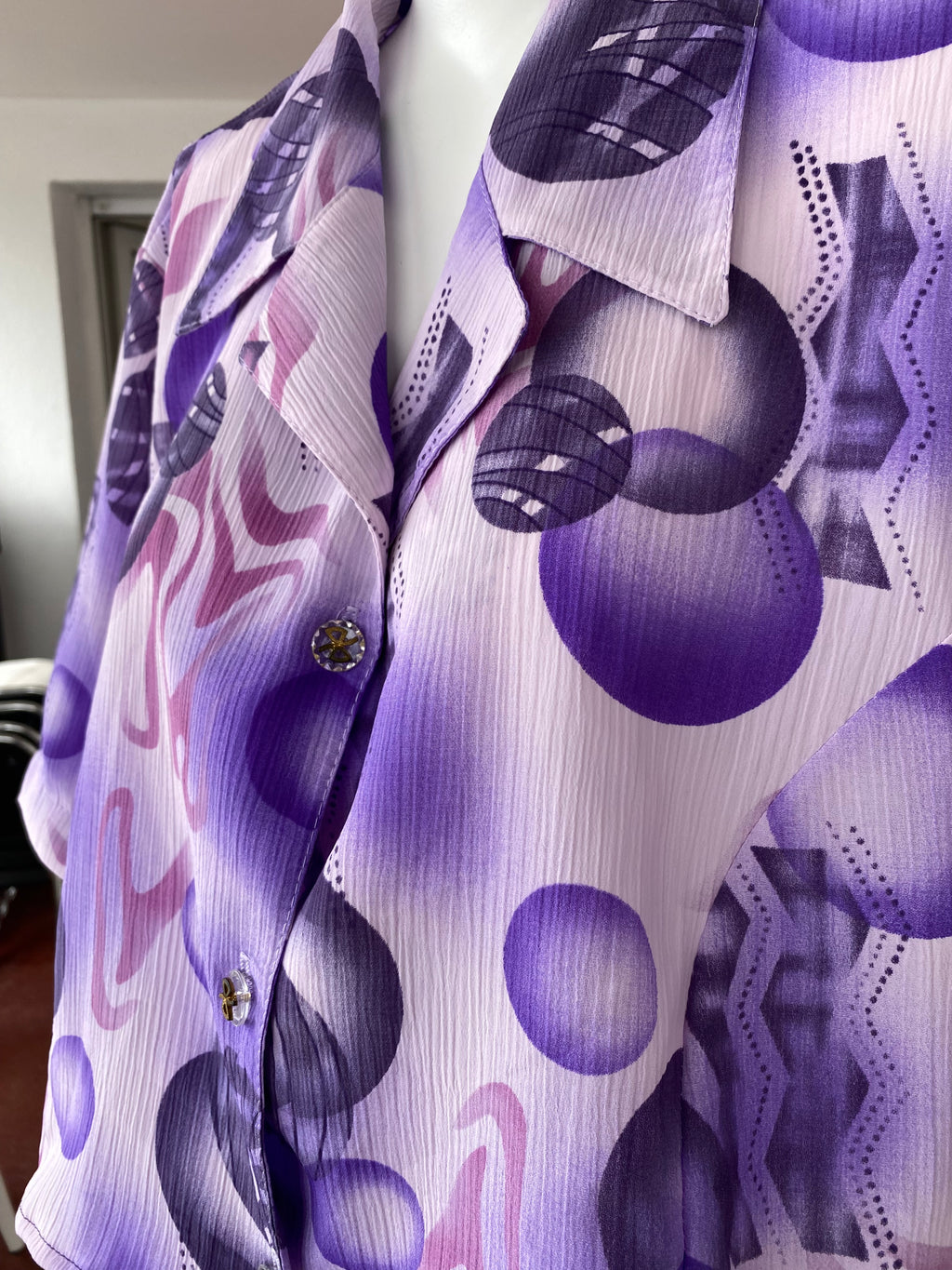 Cropped • T. 38 à 46 • Chemise crop top à motifs tons lila violet