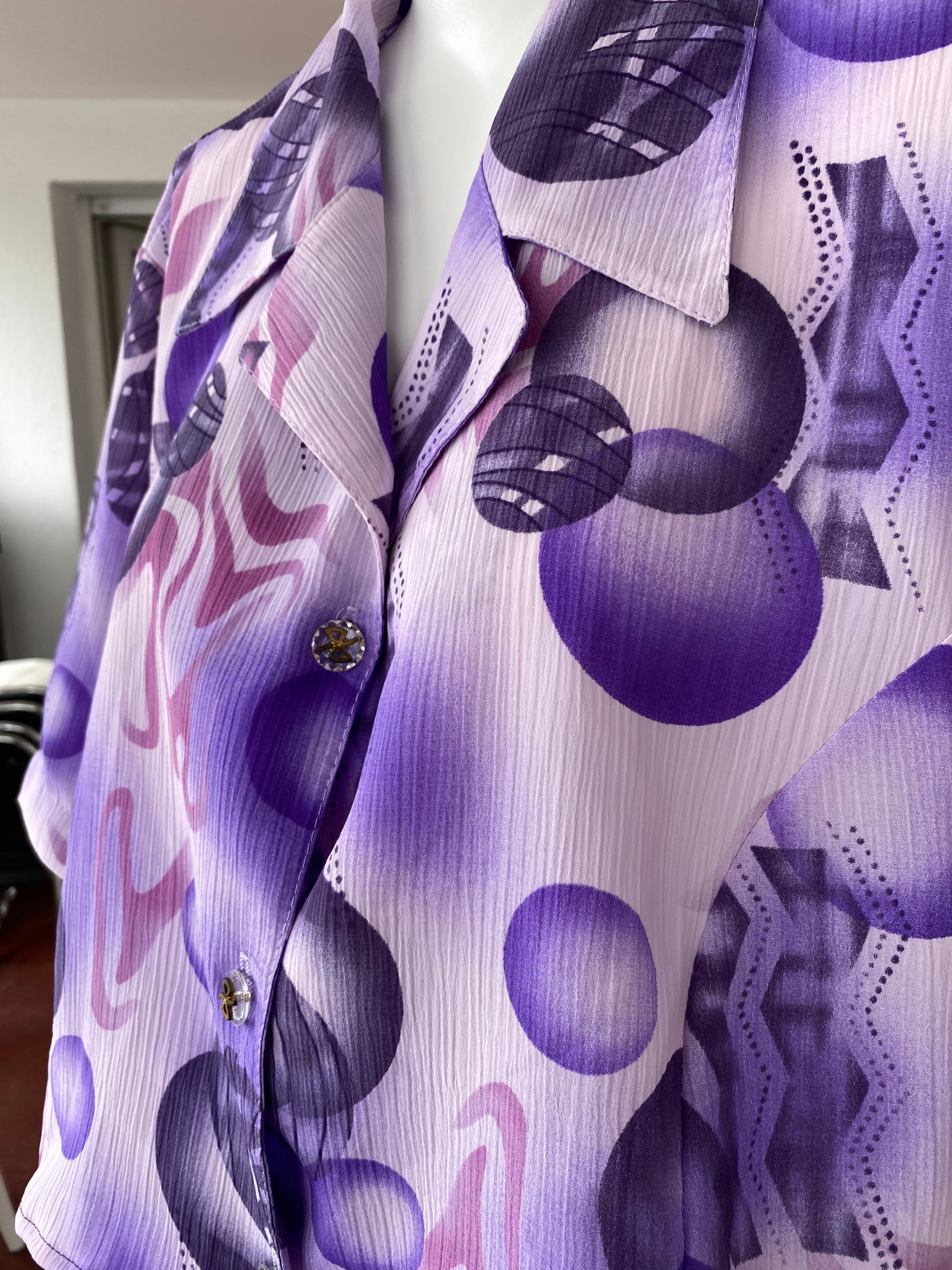Cropped • T. 38 à 46 • Chemise crop top à motifs tons lila violet
