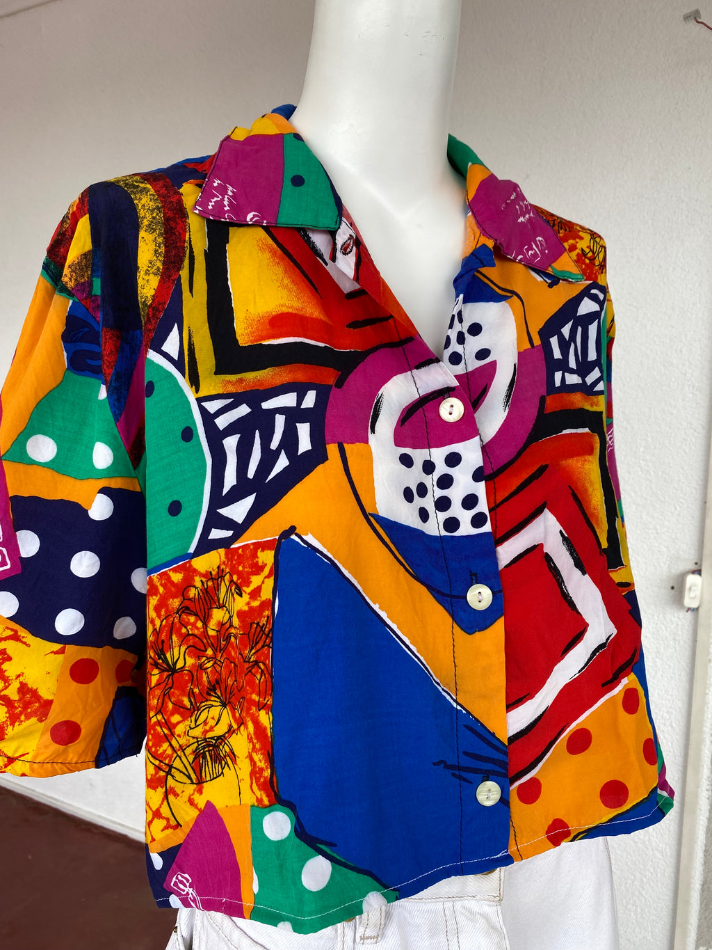 Cropped • T. 36 à 42 • Chemise crop top bleu marine à motifs colorés