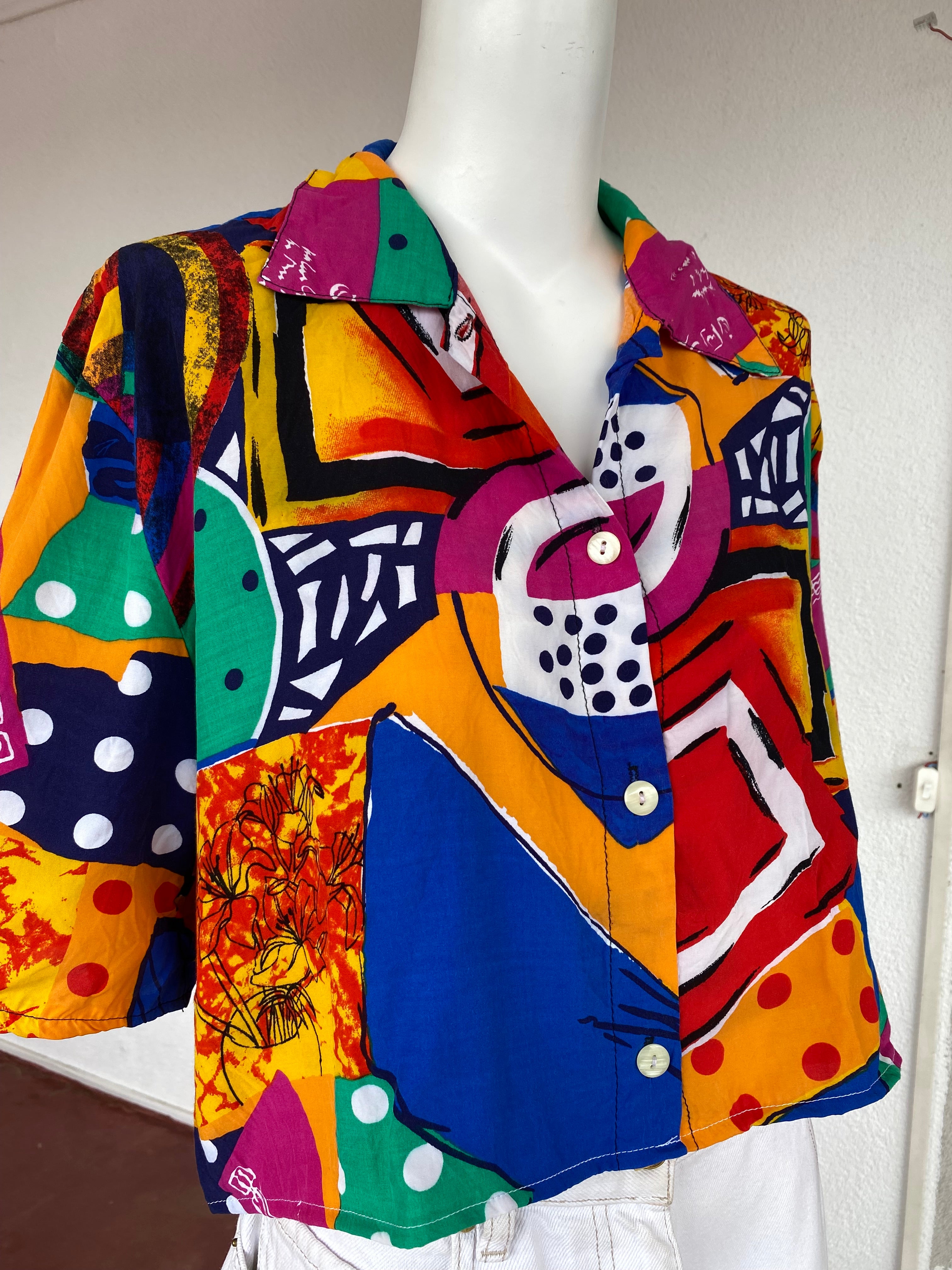 Cropped • T. 36 à 42 • Chemise crop top bleu marine à motifs colorés