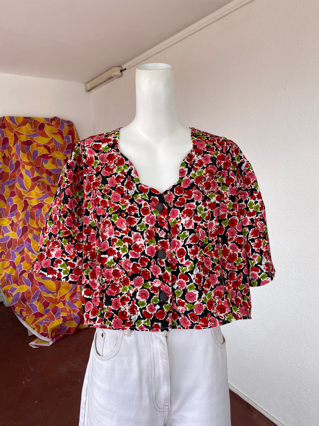 Cropped • T. 40 à 48 • Chemise crop top noir liberty rouge