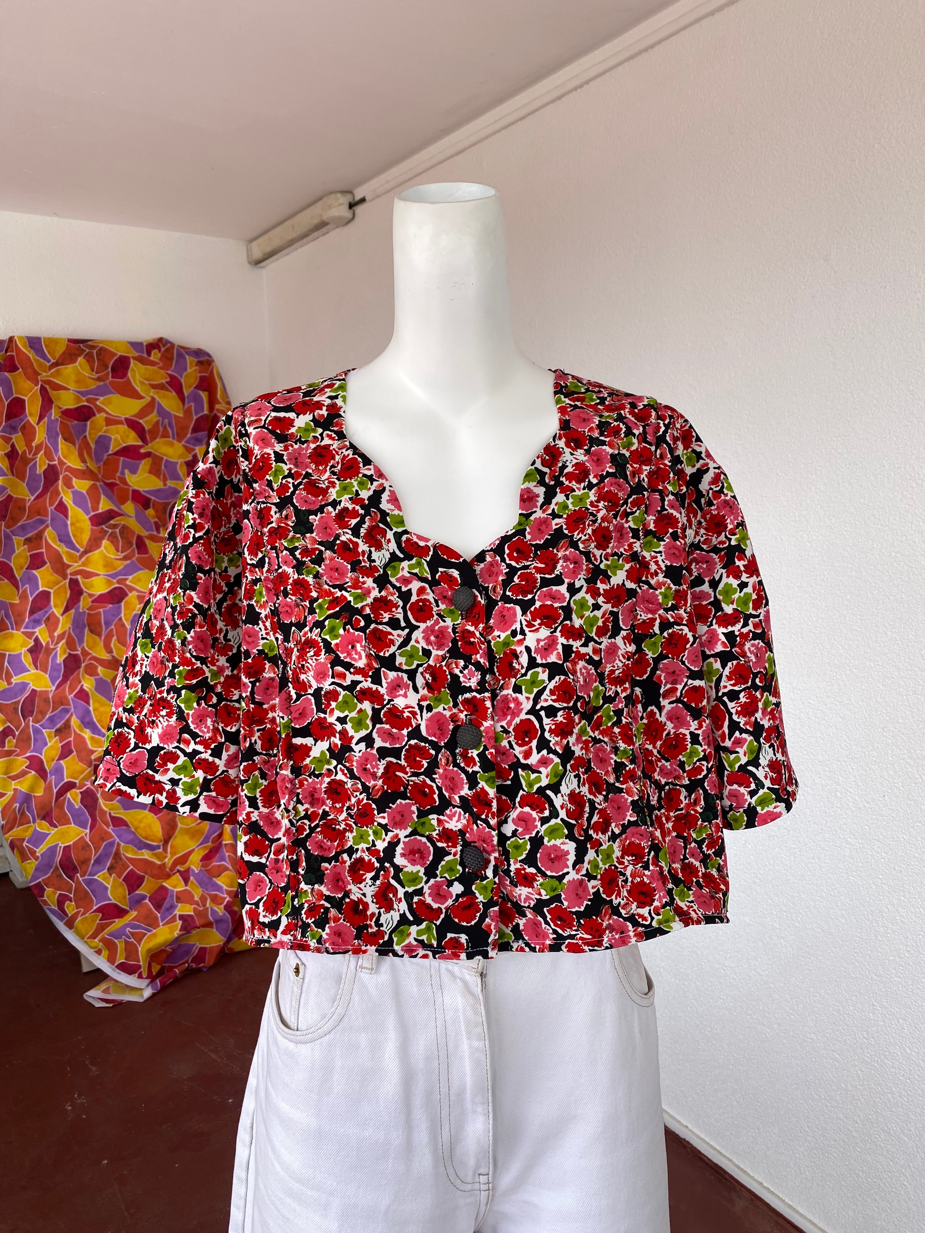 Cropped • T. 40 à 48 • Chemise crop top noir liberty rouge