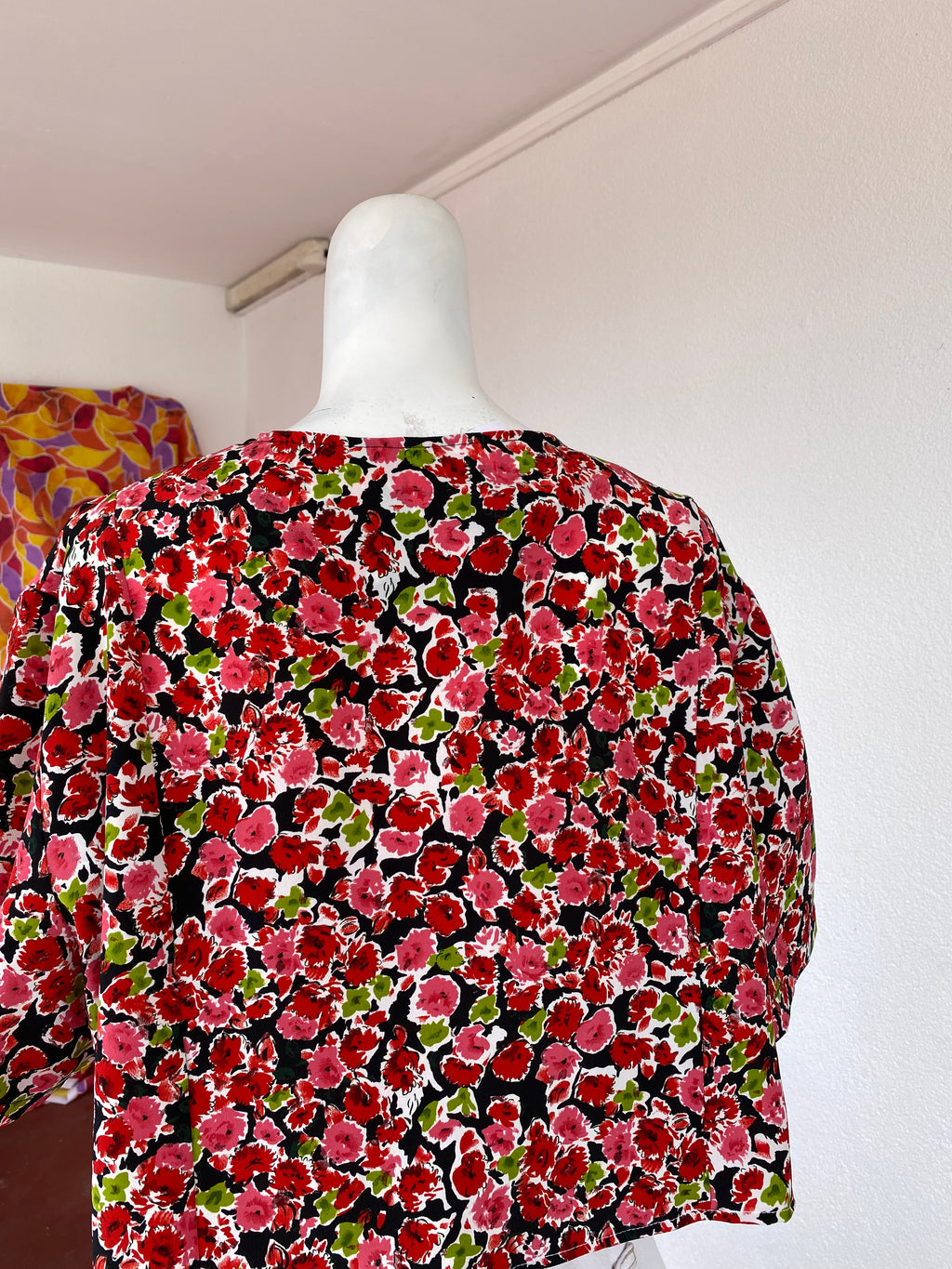 Cropped • T. 40 à 48 • Chemise crop top noir liberty rouge
