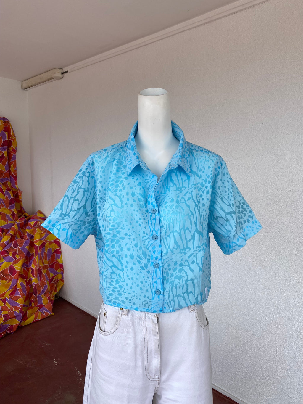Cropped • T. 36 à 40 • Chemise crop top turquoise motif animal transparent