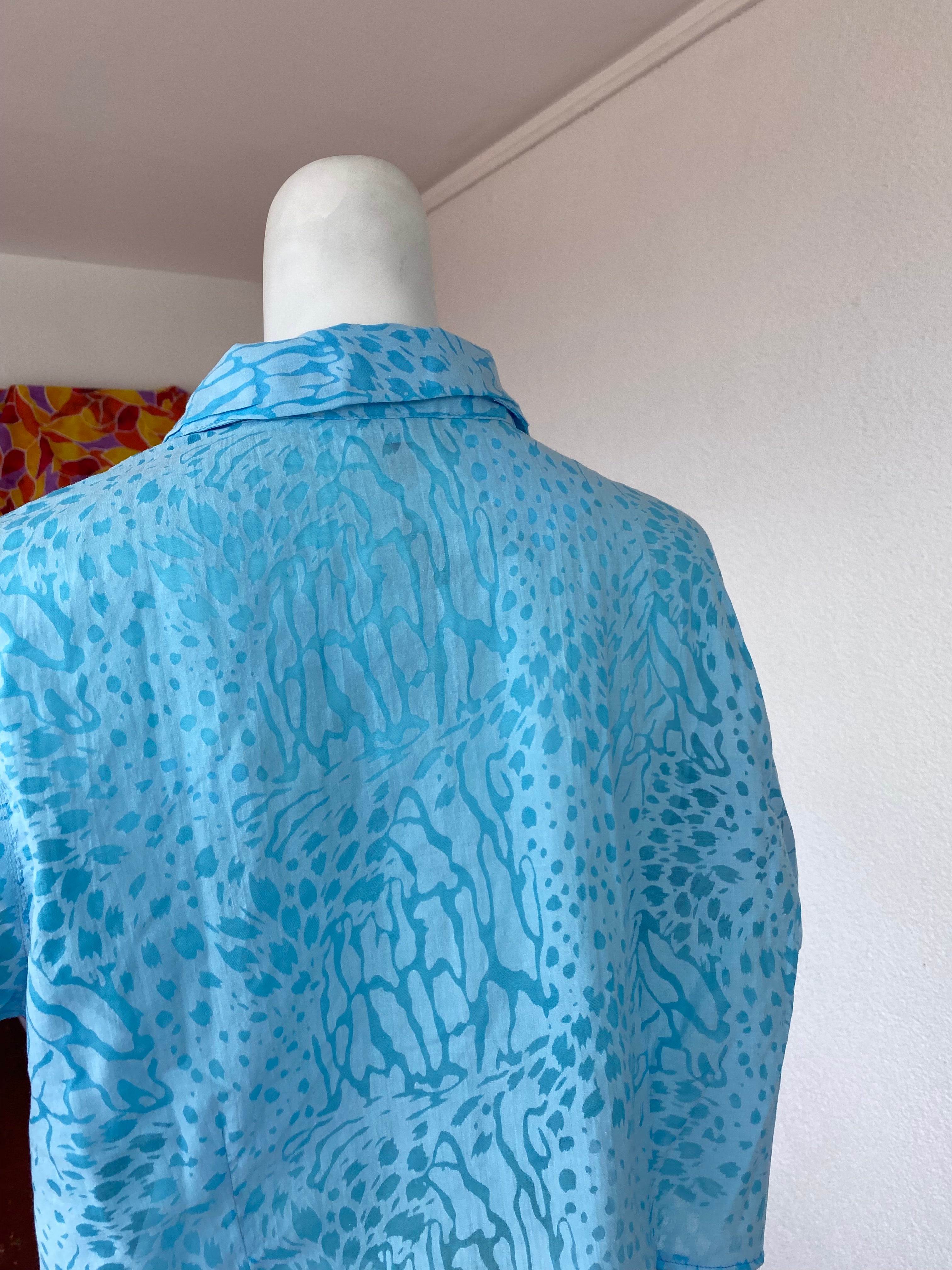 Cropped • T. 36 à 40 • Chemise crop top turquoise motif animal transparent