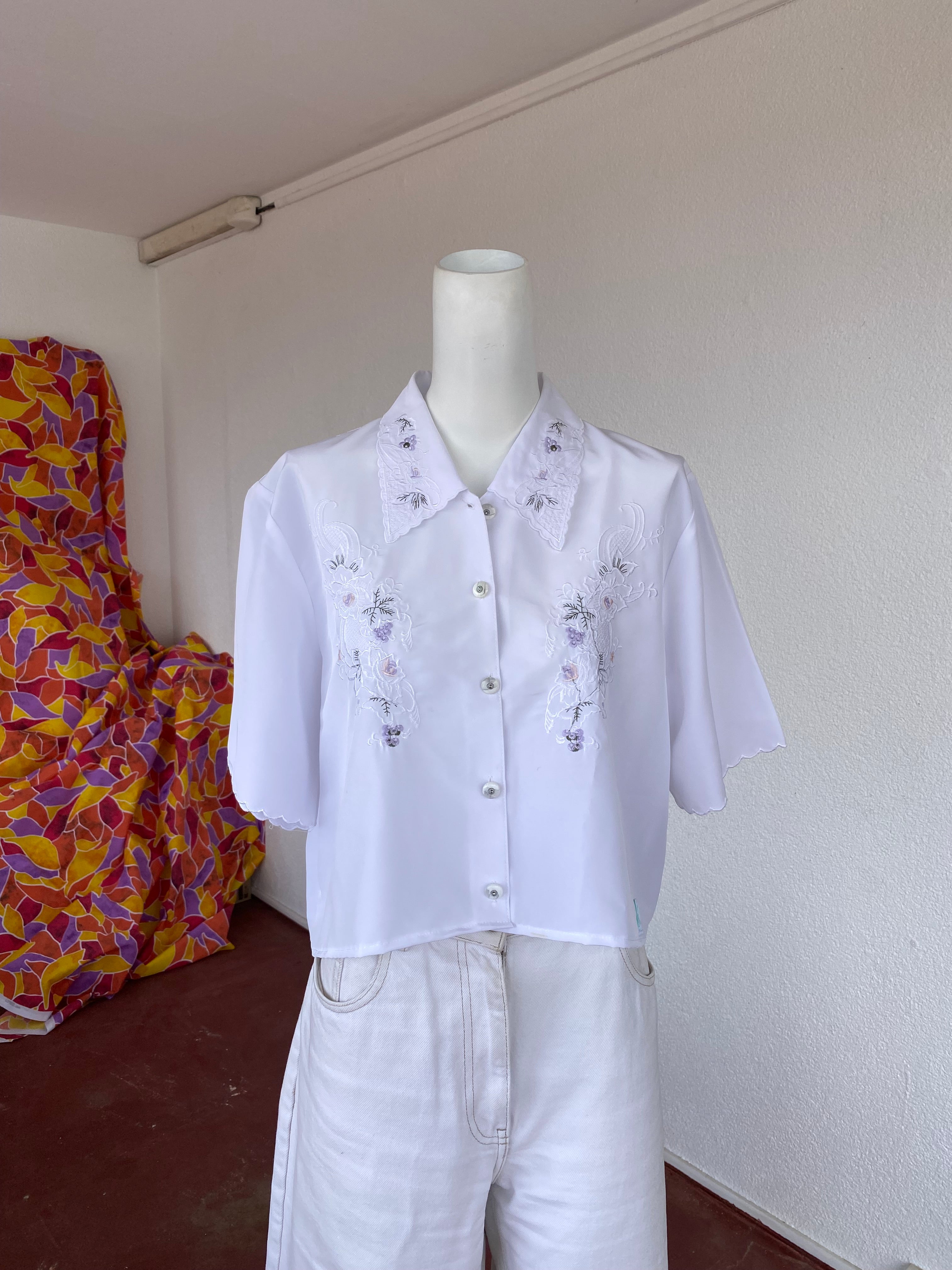 Cropped • T. 36 à 40 • Chemise crop top blanche à broderies fleurs