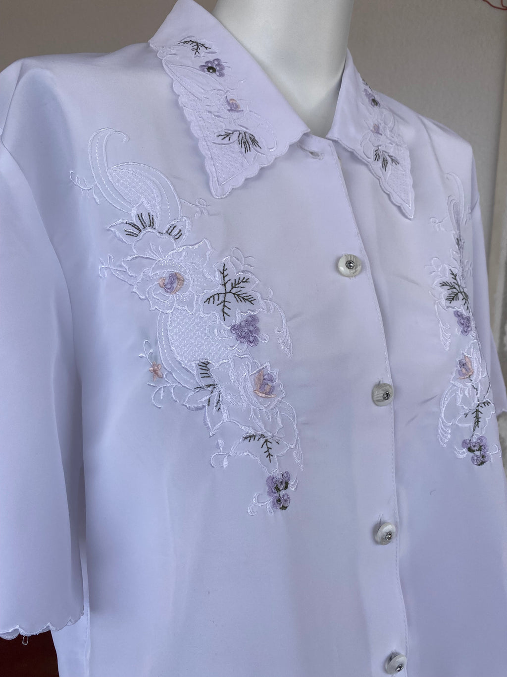 Cropped • T. 36 à 40 • Chemise crop top blanche à broderies fleurs