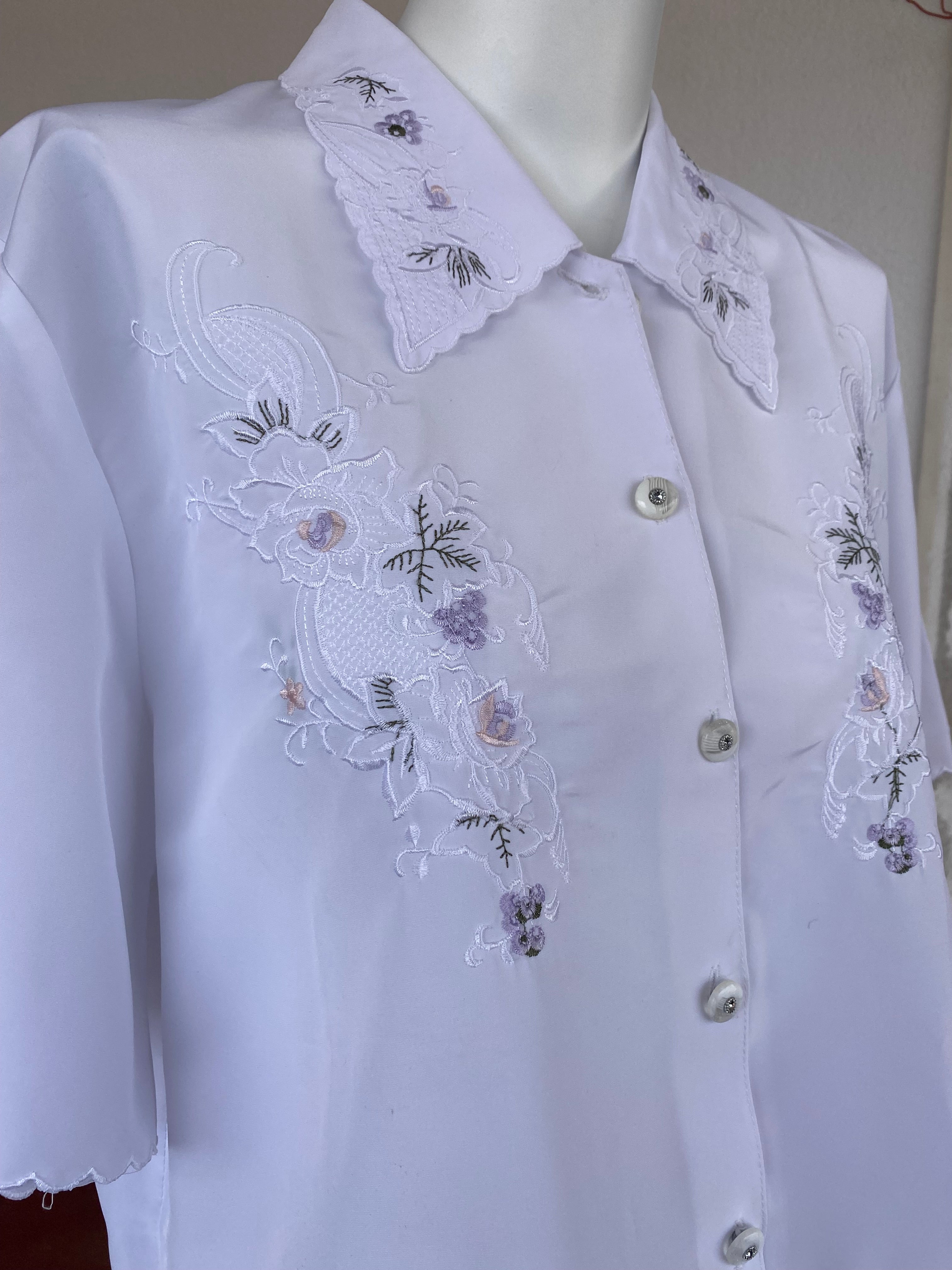 Cropped • T. 36 à 40 • Chemise crop top blanche à broderies fleurs