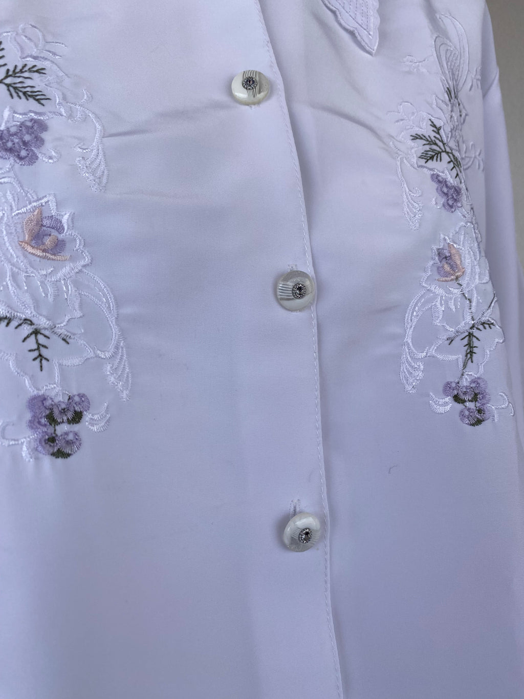 Cropped • T. 36 à 40 • Chemise crop top blanche à broderies fleurs