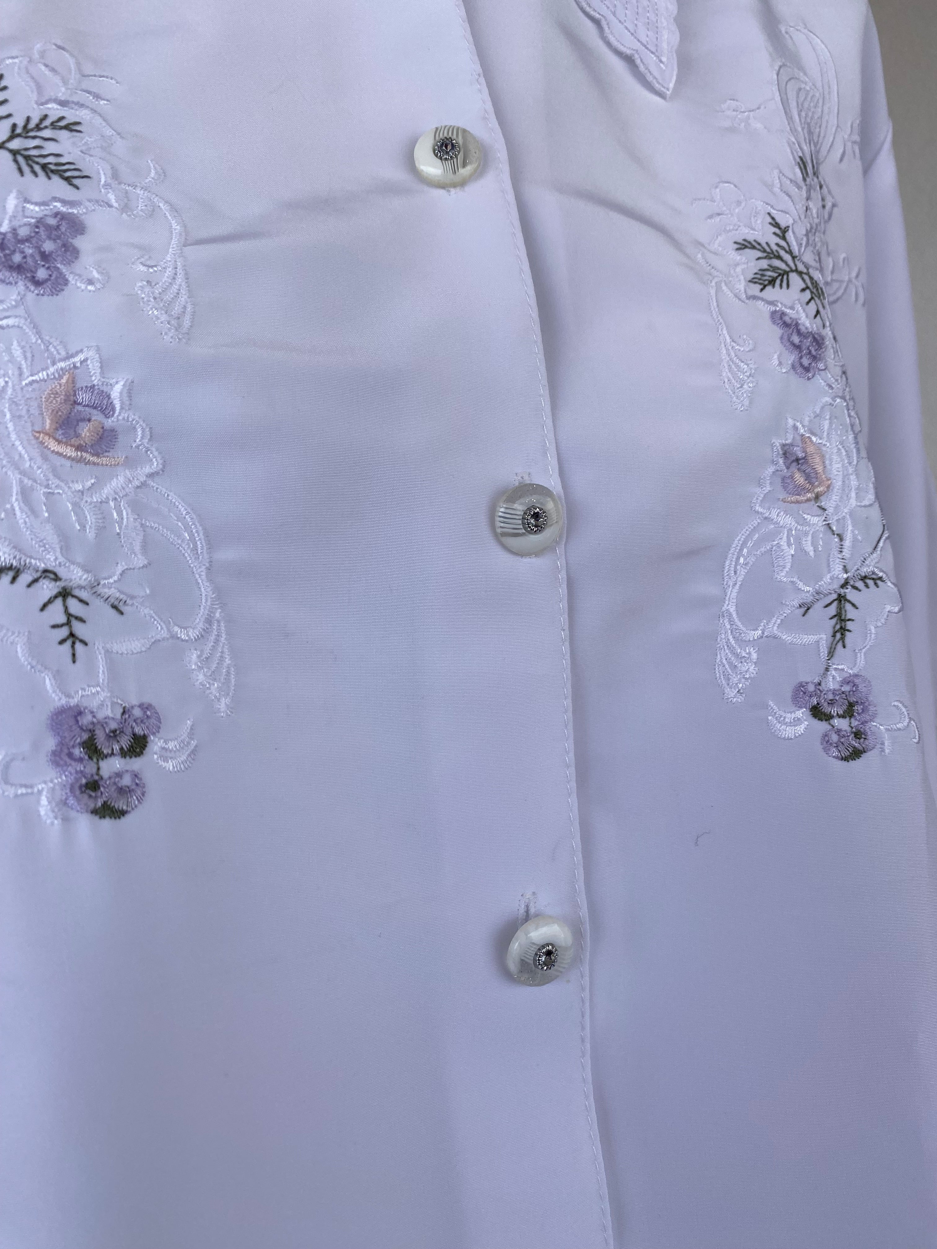 Cropped • T. 36 à 40 • Chemise crop top blanche à broderies fleurs