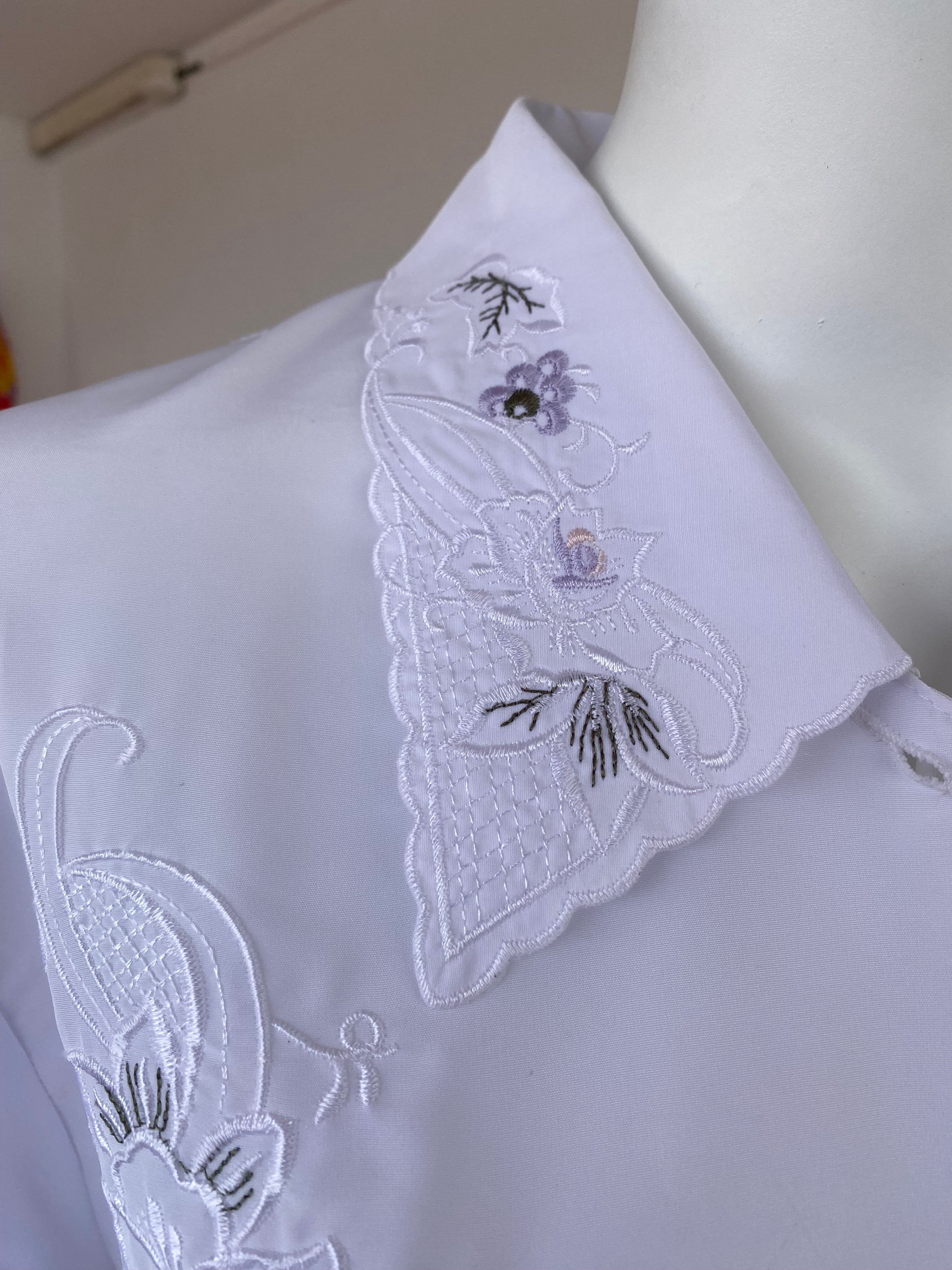 Cropped • T. 36 à 40 • Chemise crop top blanche à broderies fleurs