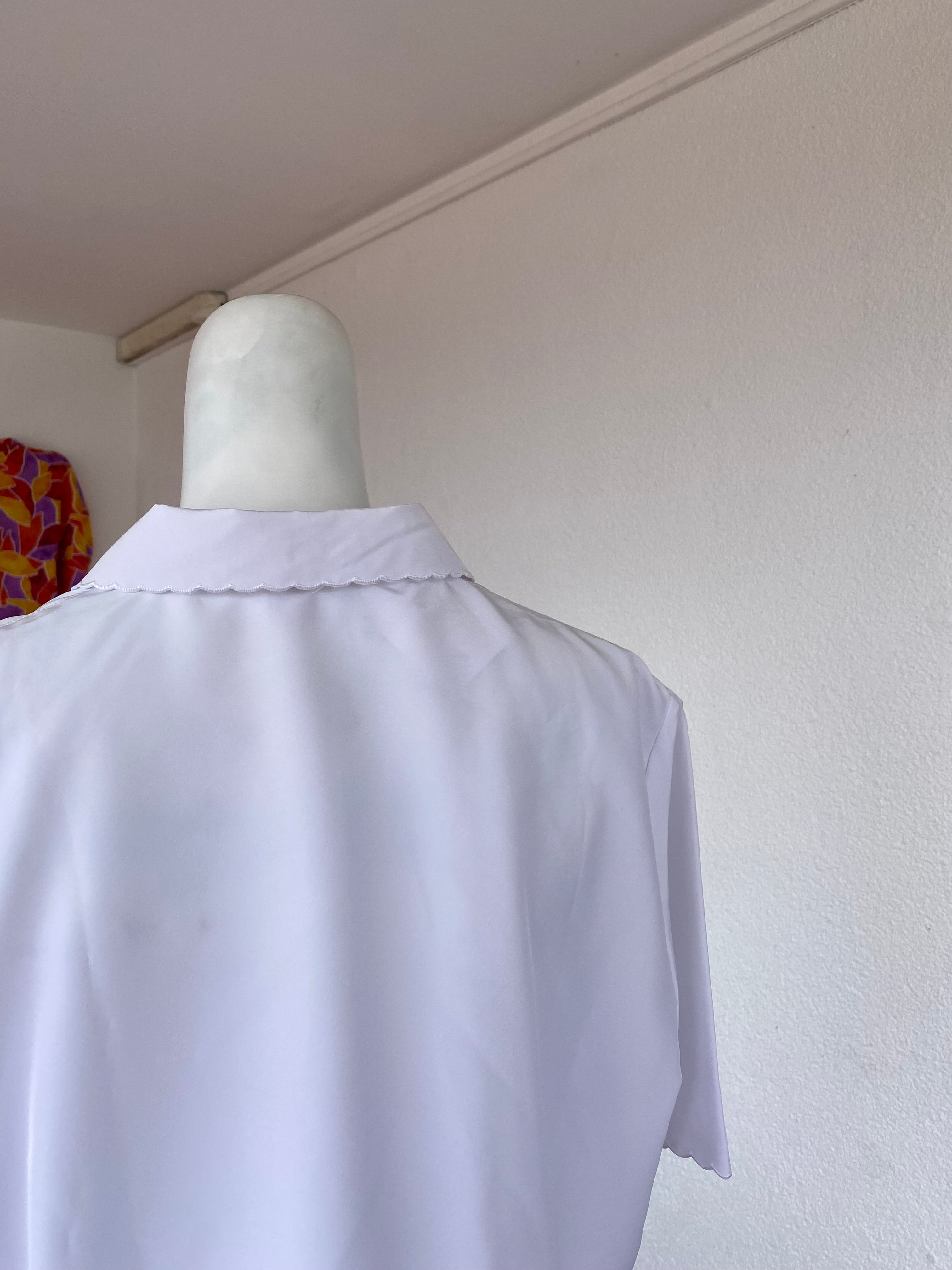 Cropped • T. 36 à 40 • Chemise crop top blanche à broderies fleurs