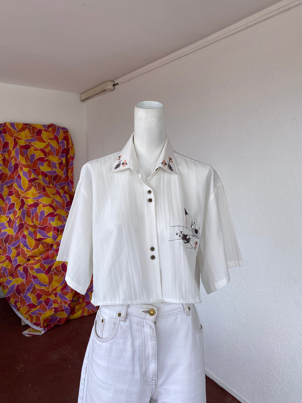Cropped • T. 36 à 46 • Chemise crop top blanche broderies chien et golf