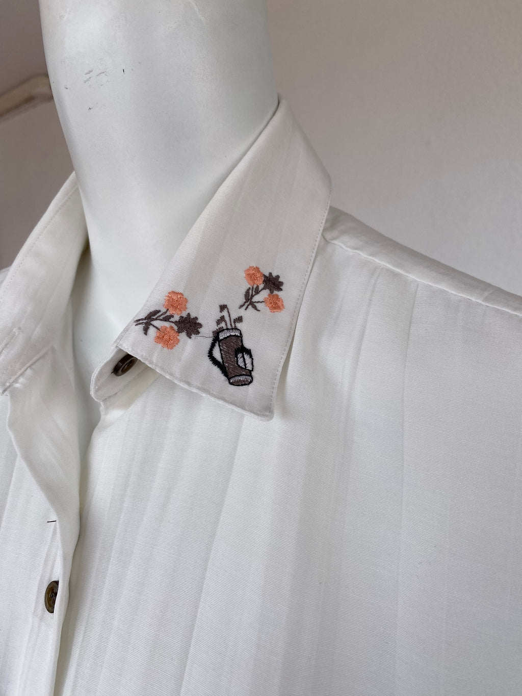 Cropped • T. 36 à 46 • Chemise crop top blanche broderies chien et golf