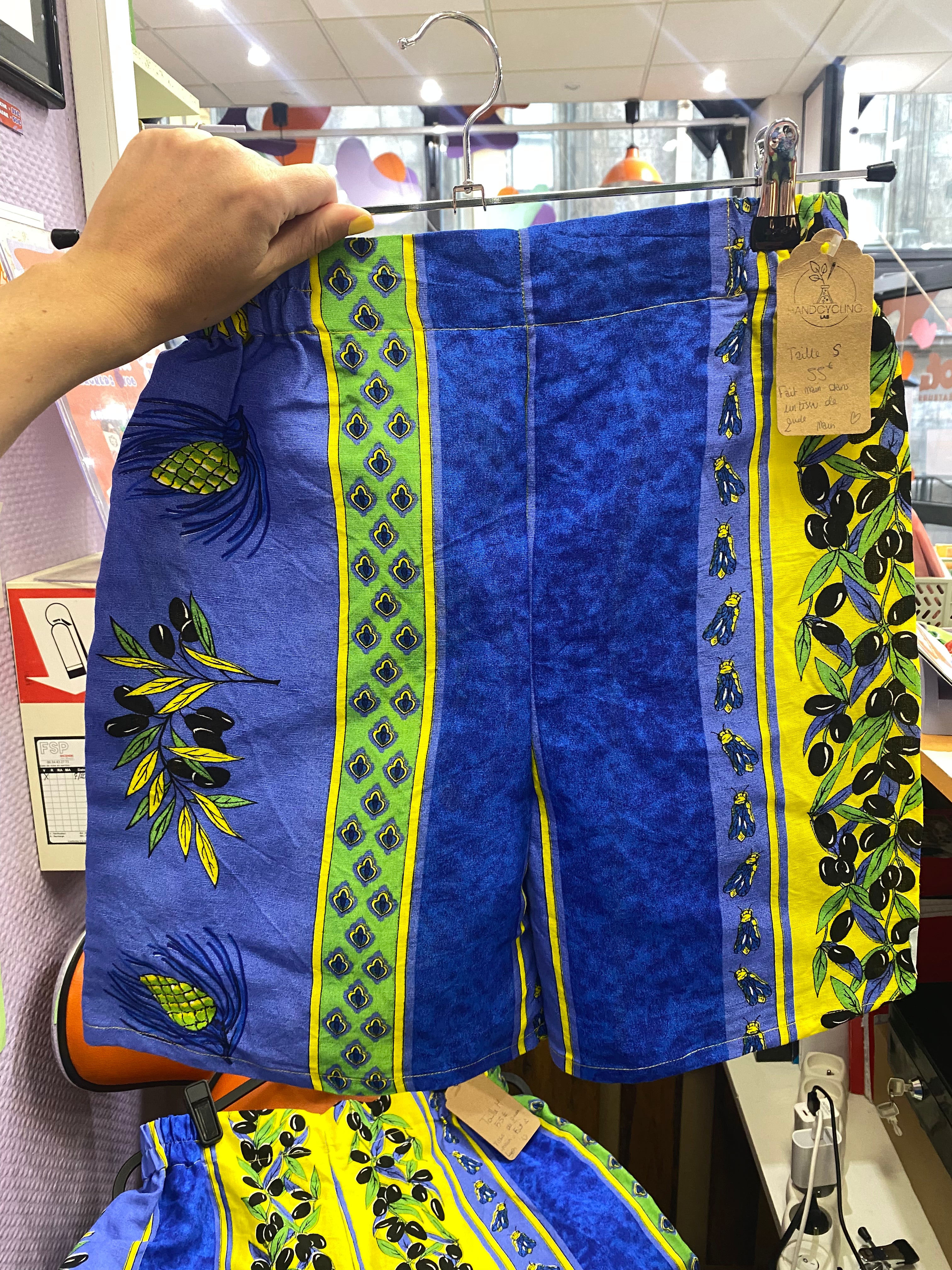 Short • T.XS/S et M • Short upcyclé provençal bleu roi motifs olives et cigales
