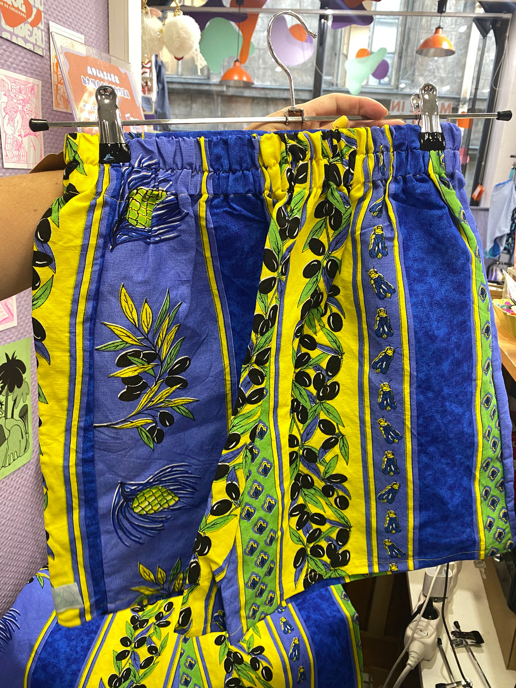 Short • T.XS/S et M • Short upcyclé provençal bleu roi motifs olives et cigales