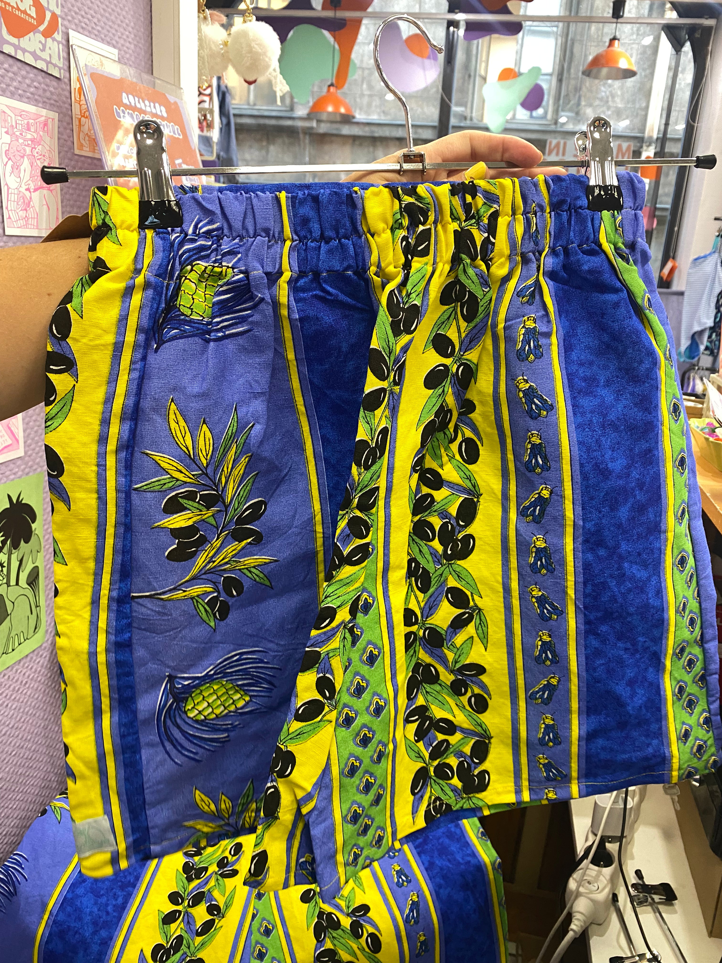 Short • T.XS/S et M • Short upcyclé provençal bleu roi motifs olives et cigales