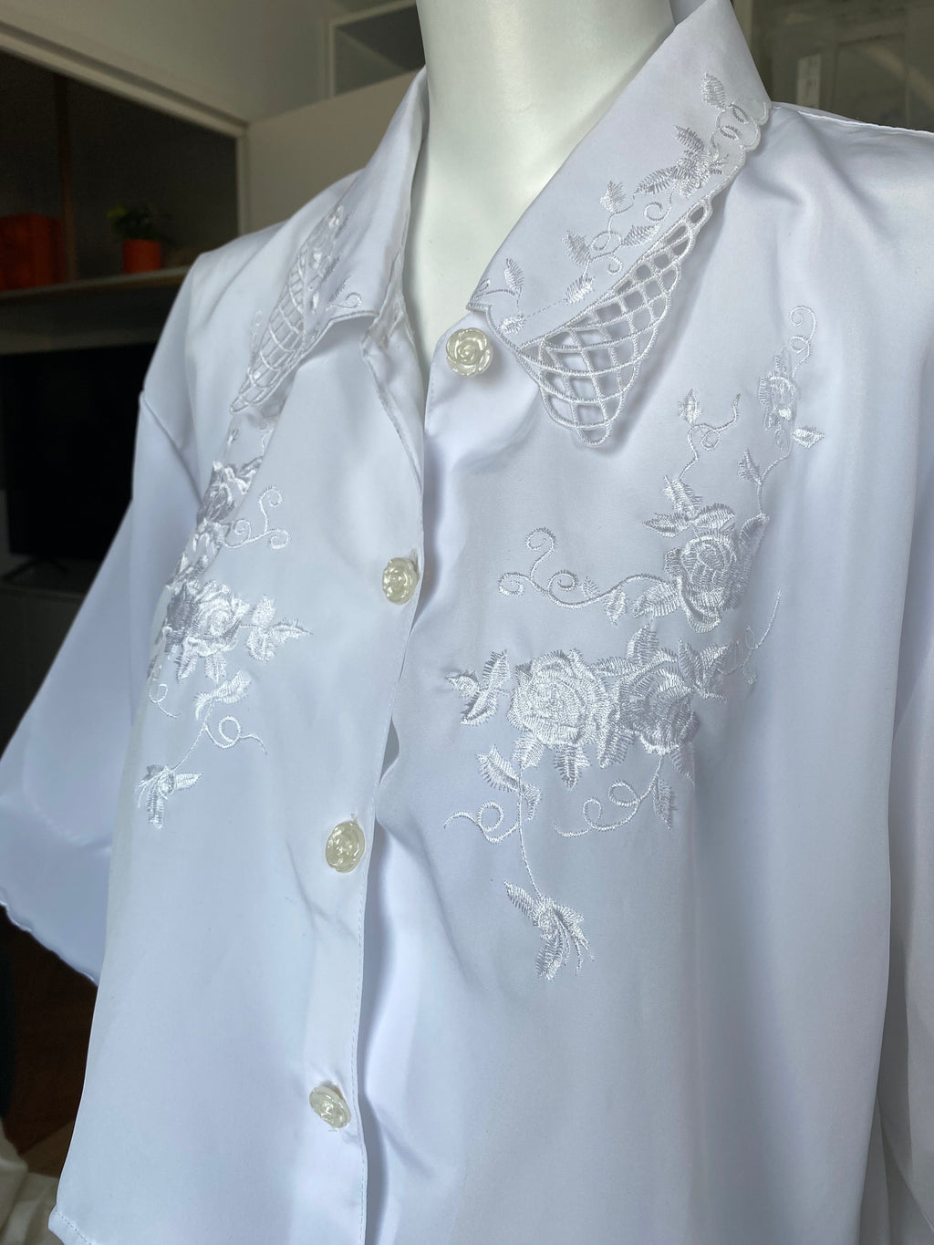 Cropped • T.38 à 44  • Chemise crop top blanche broderies