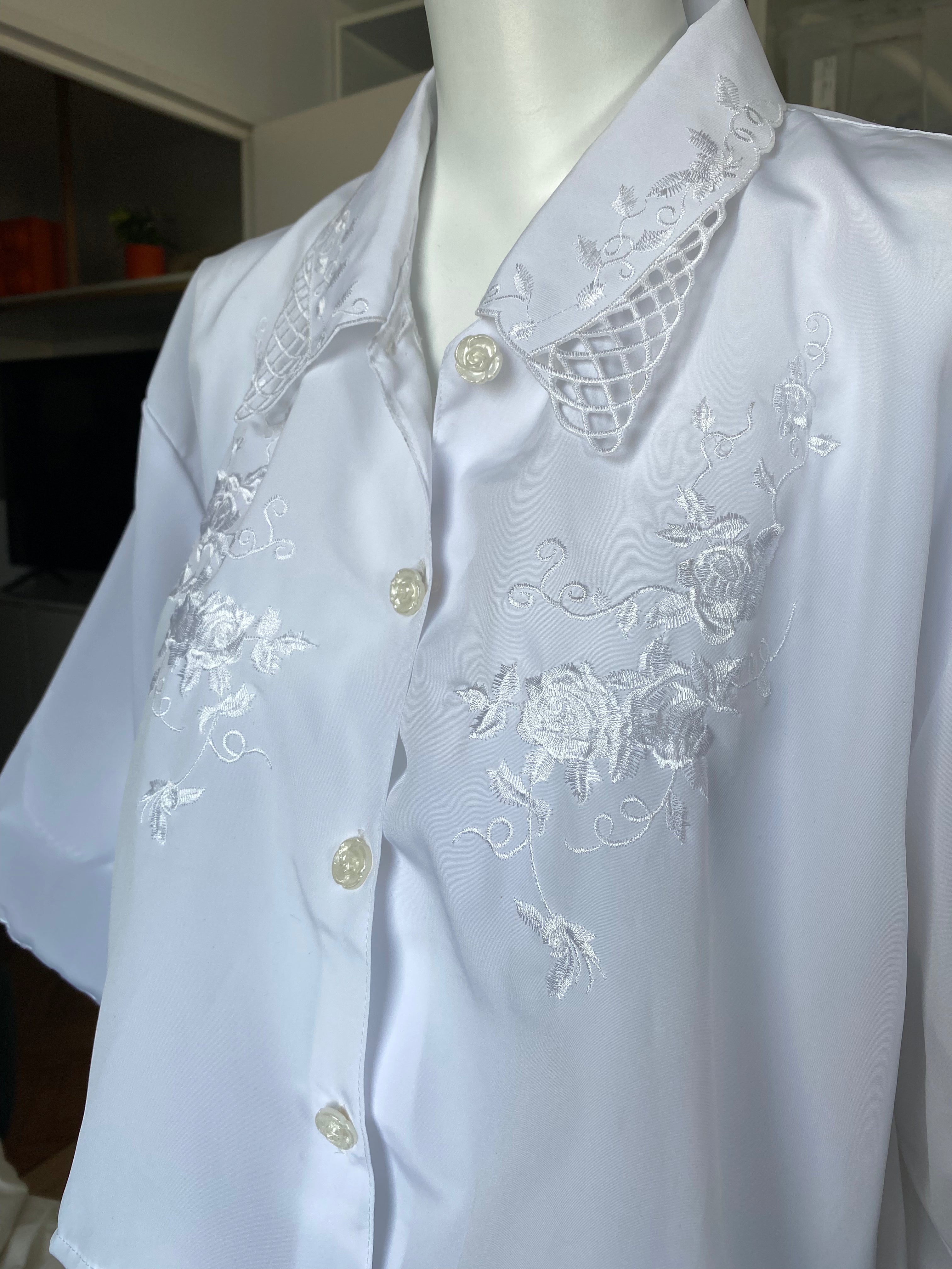 Cropped • T.38 à 44  • Chemise crop top blanche broderies