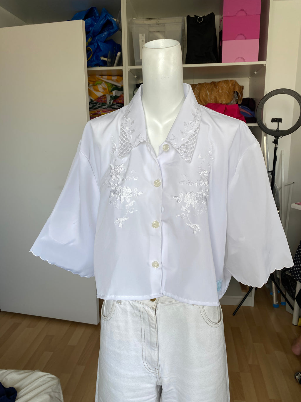 Cropped • T.38 à 44  • Chemise crop top blanche broderies