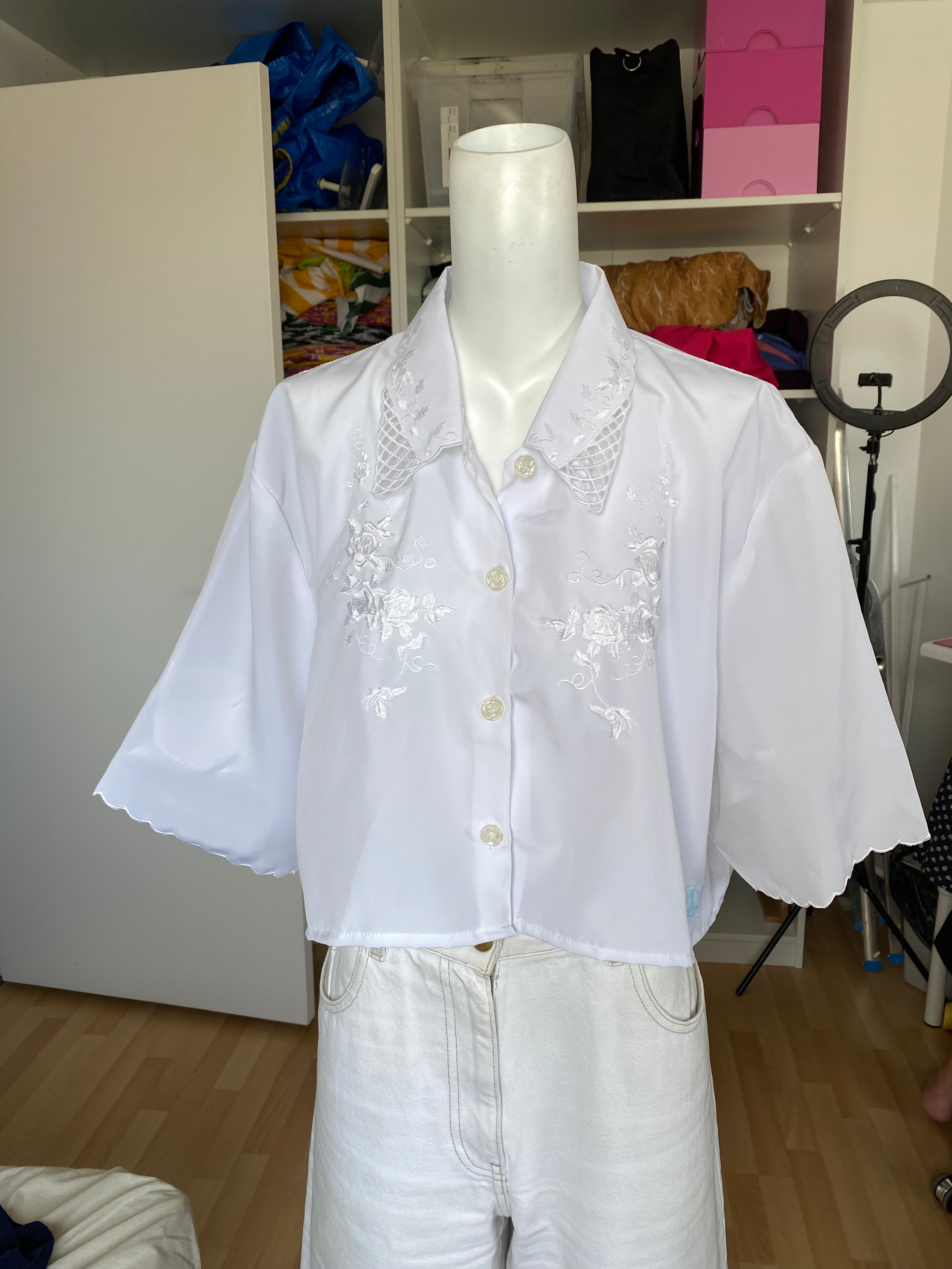 Cropped • T.38 à 44  • Chemise crop top blanche broderies