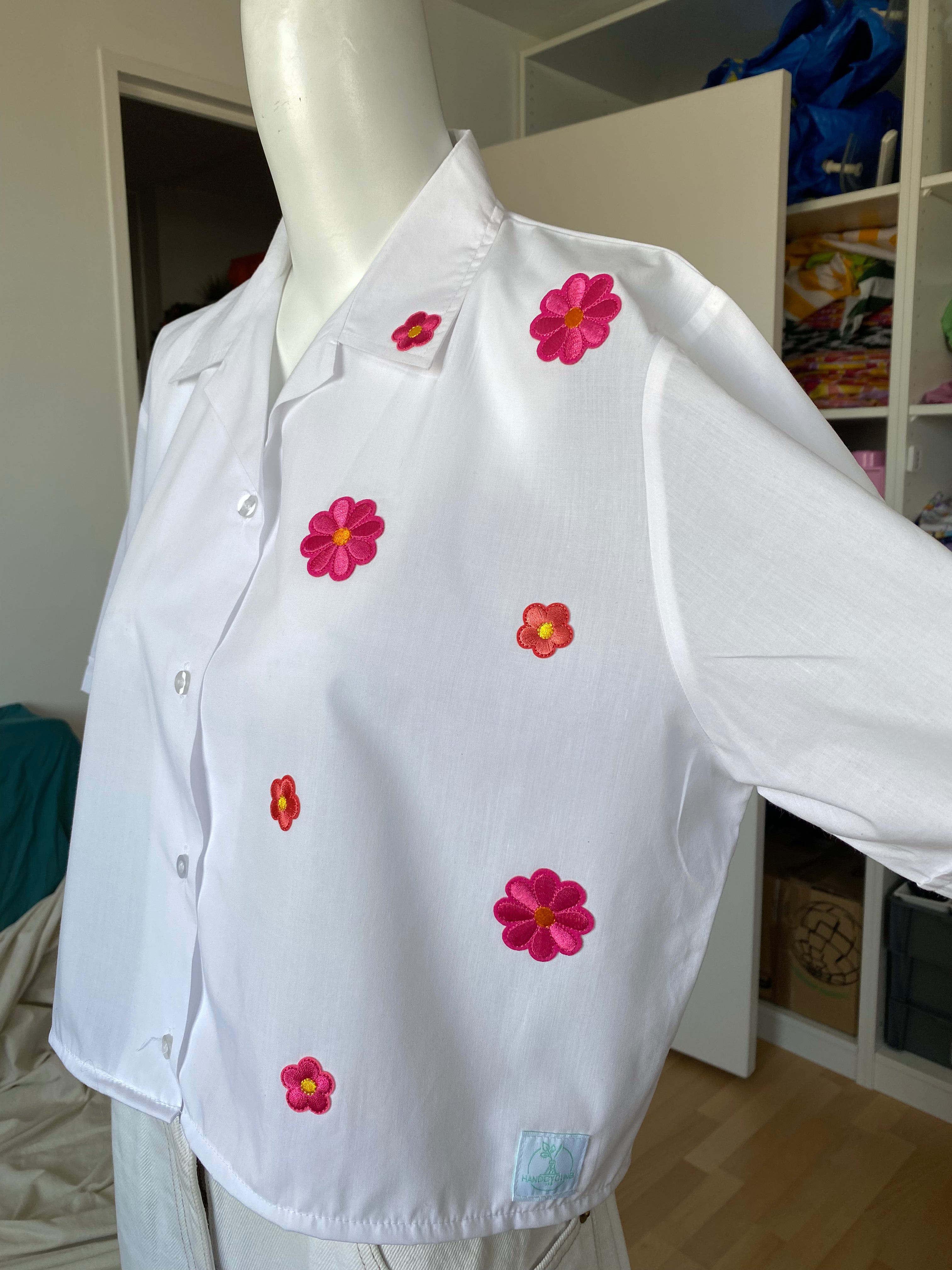 Cropped • T. 36 à 42 • Chemise crop top blanche asymétrie de fleurs