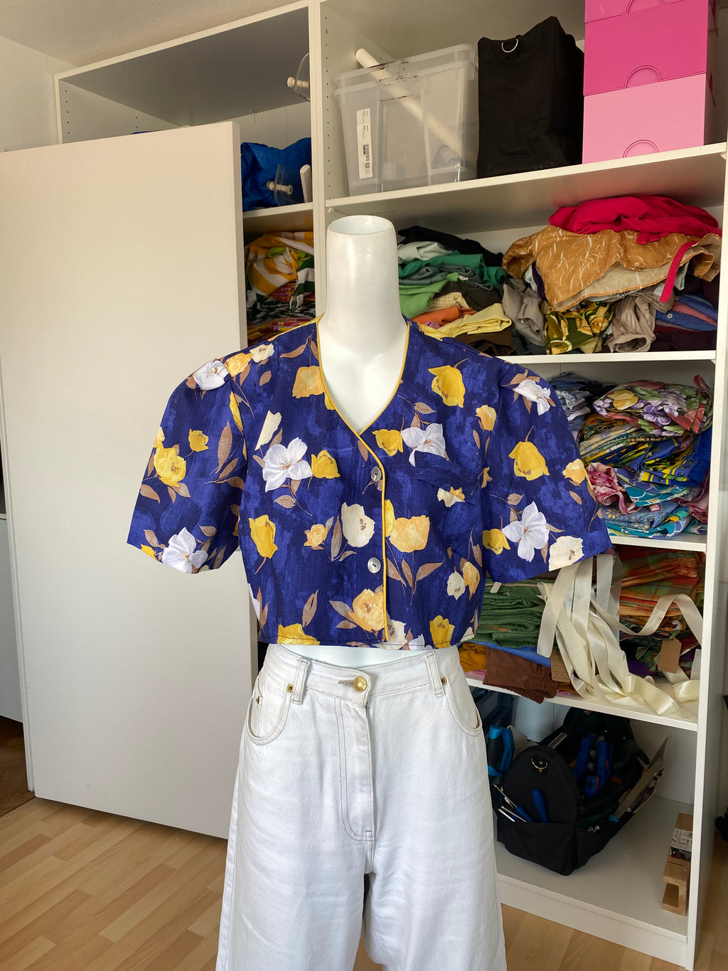 Cropped • T.36  à 40 • Chemise crop top bleue et fleurs jaunes