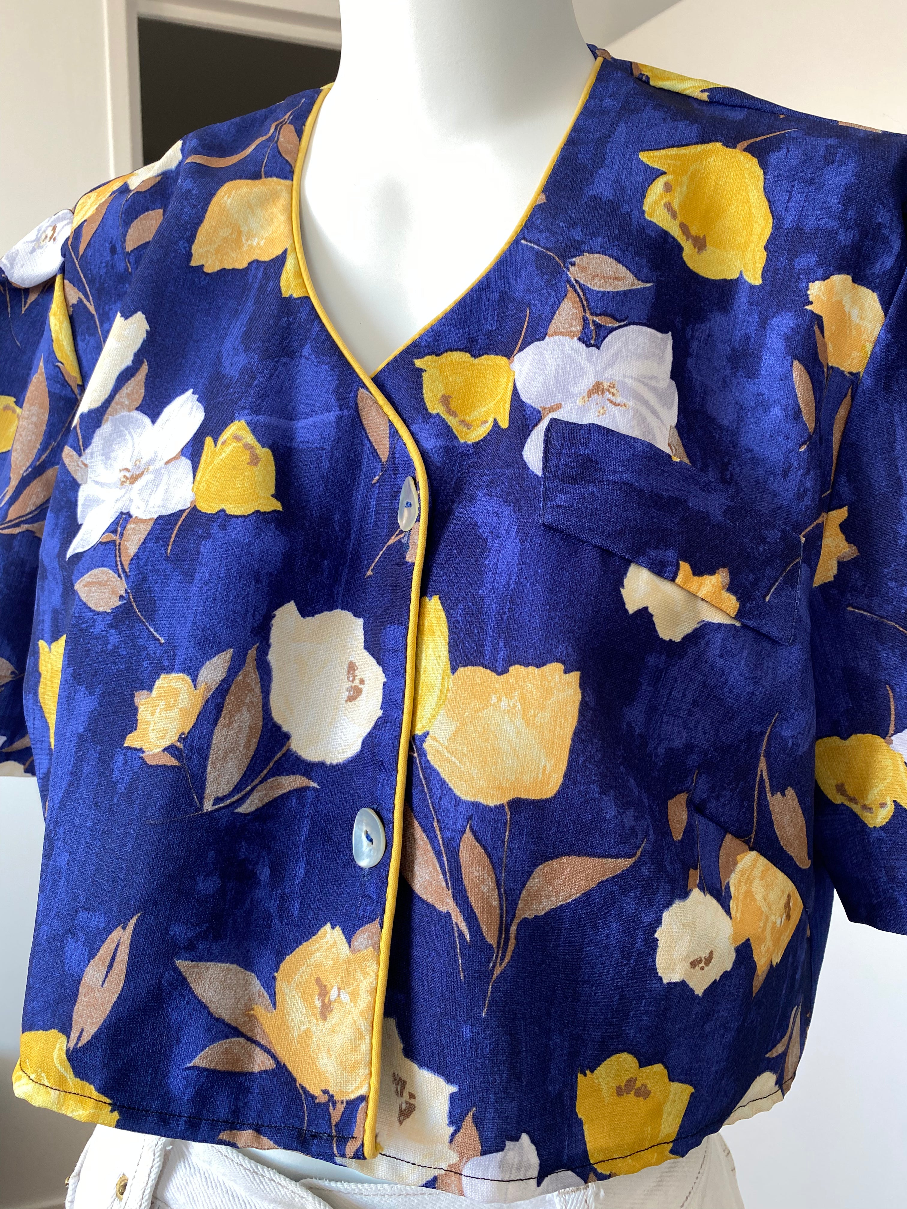 Cropped • T.36  à 40 • Chemise crop top bleue et fleurs jaunes