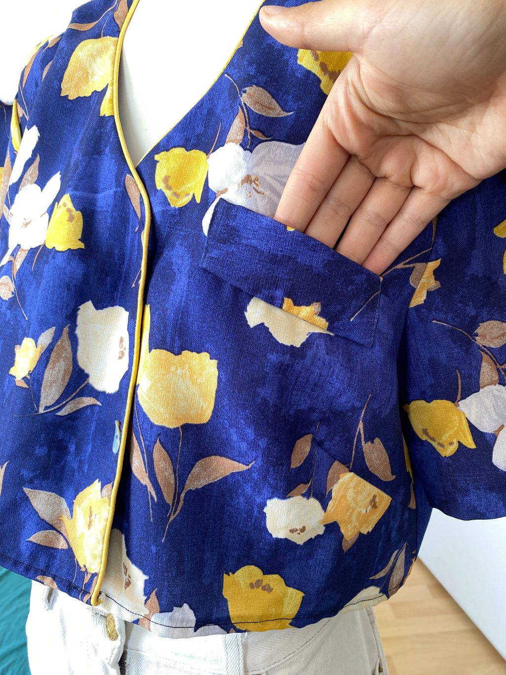 Cropped • T.36  à 40 • Chemise crop top bleue et fleurs jaunes