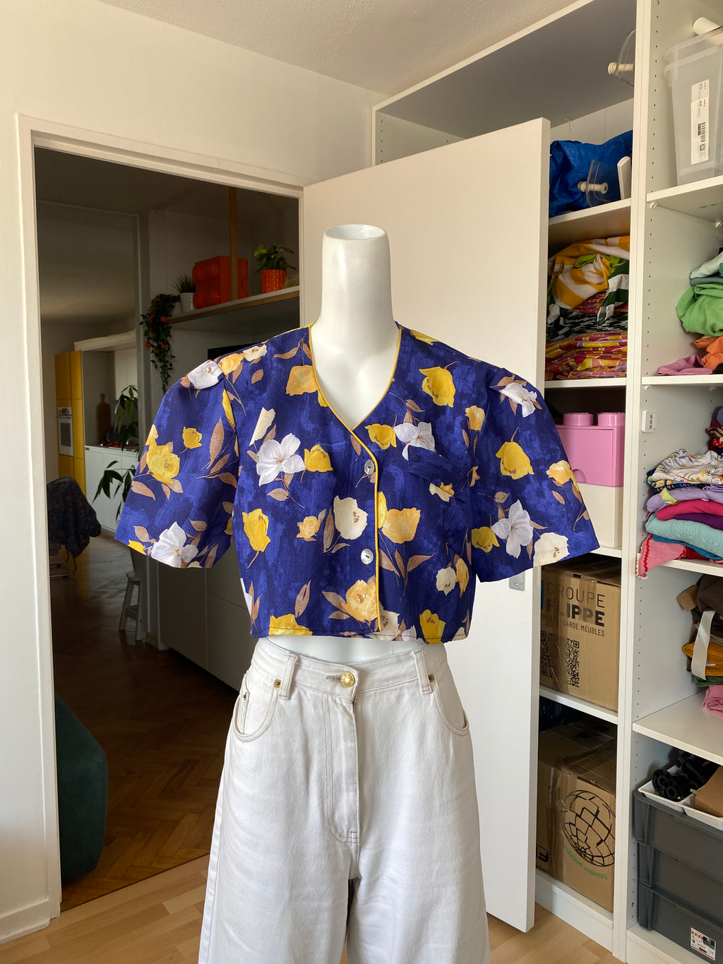 Cropped • T.36  à 40 • Chemise crop top bleue et fleurs jaunes