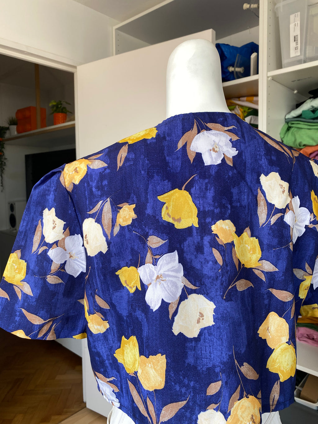 Cropped • T.36  à 40 • Chemise crop top bleue et fleurs jaunes