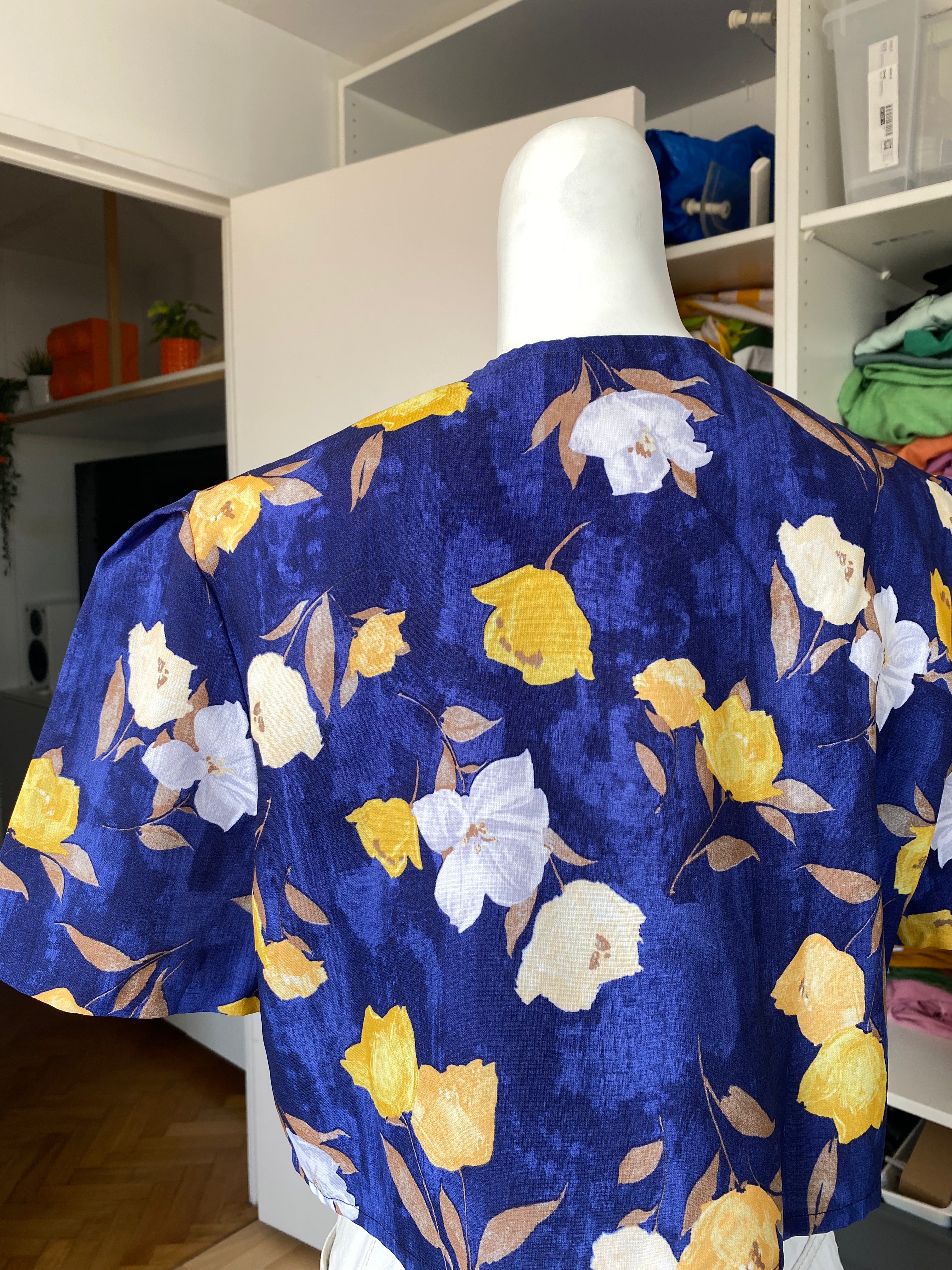 Cropped • T.36  à 40 • Chemise crop top bleue et fleurs jaunes