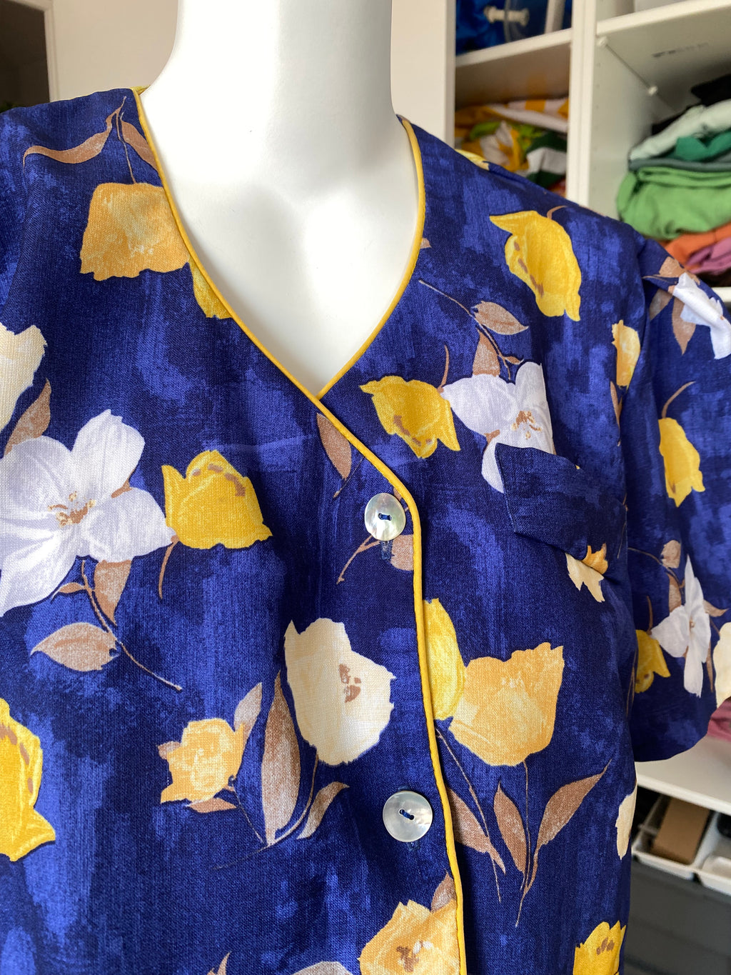 Cropped • T.36  à 40 • Chemise crop top bleue et fleurs jaunes
