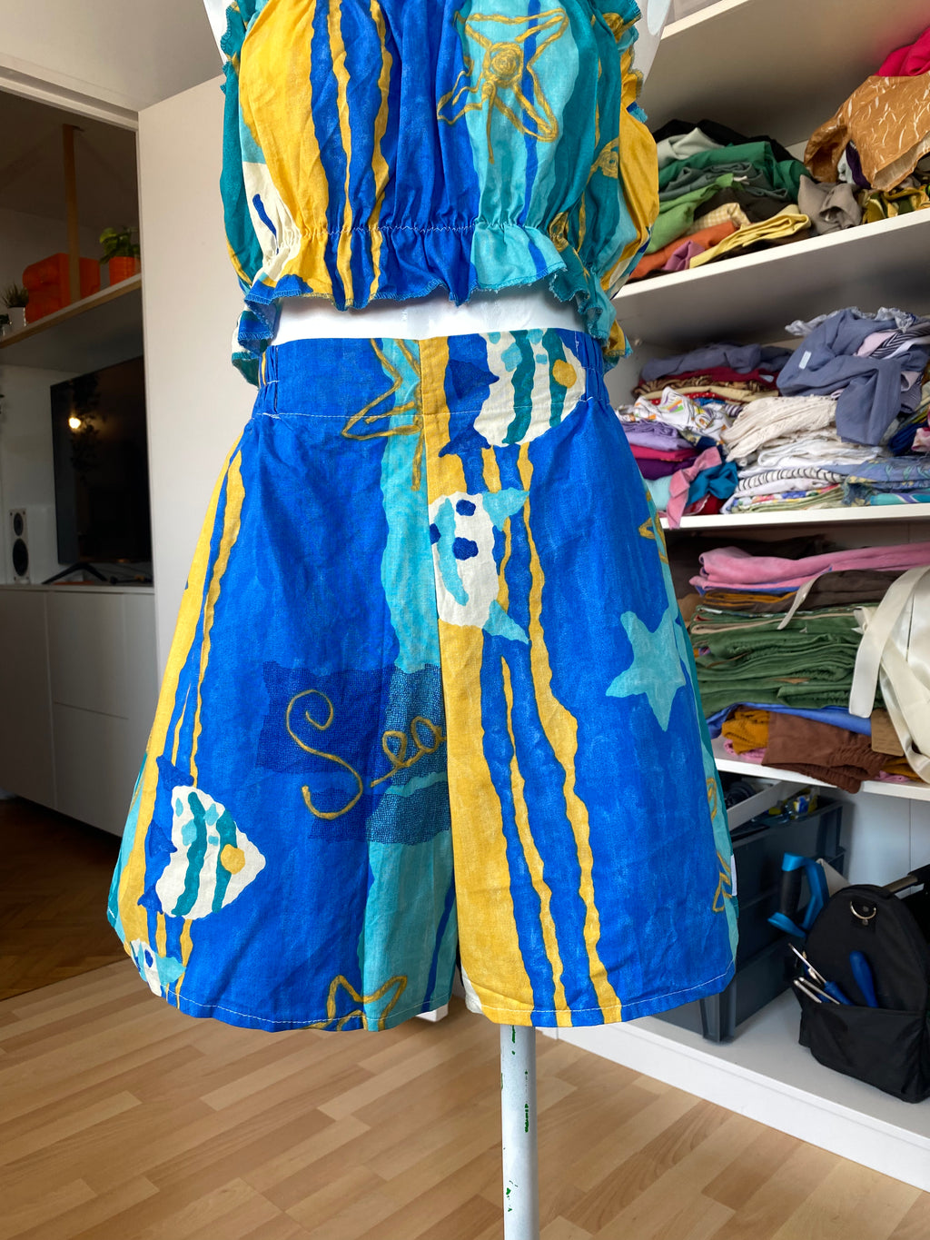 Short upcyclé • T.L • bleu et jaune motifs poissons