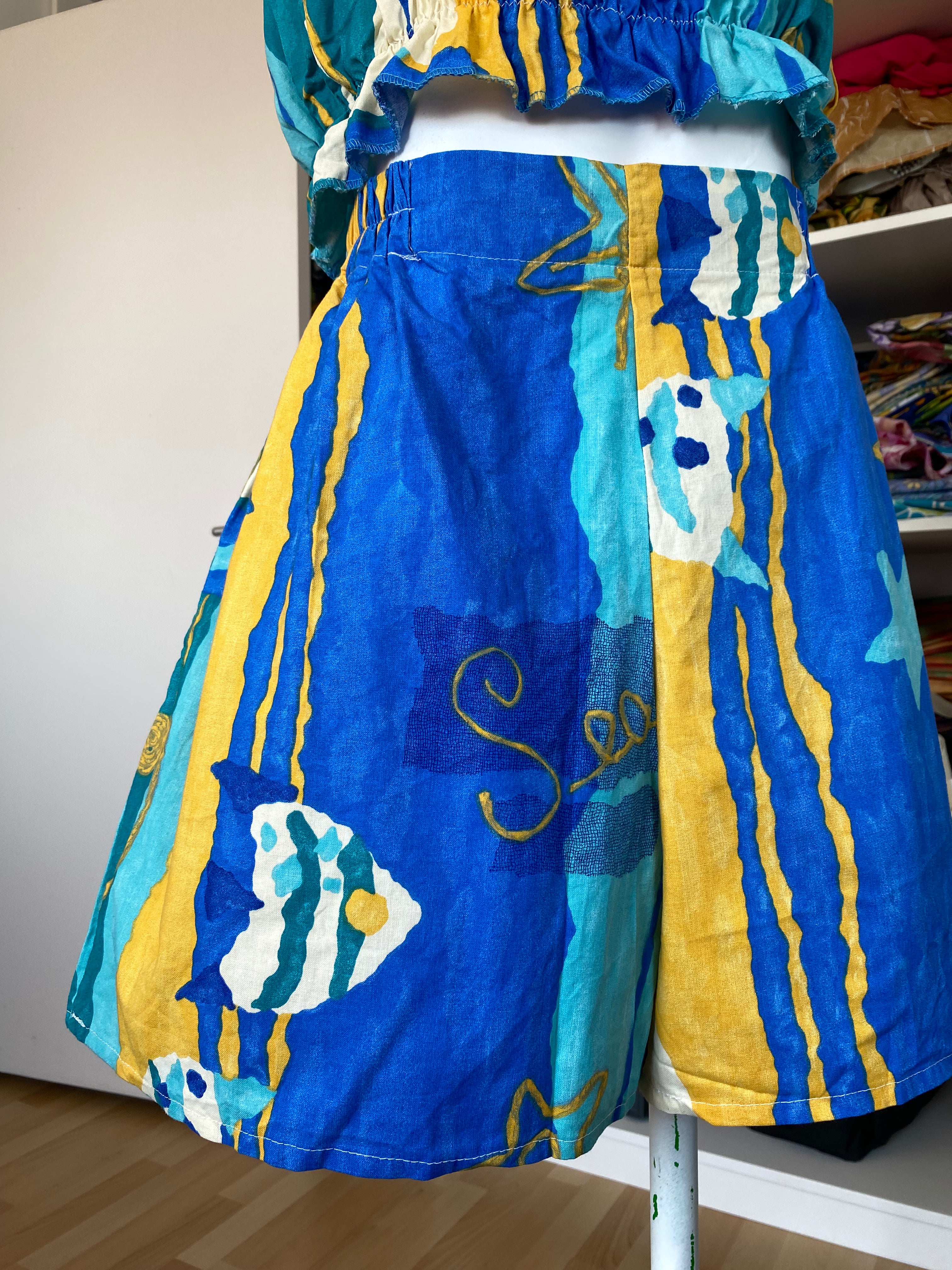 Short upcyclé • T.L • bleu et jaune motifs poissons