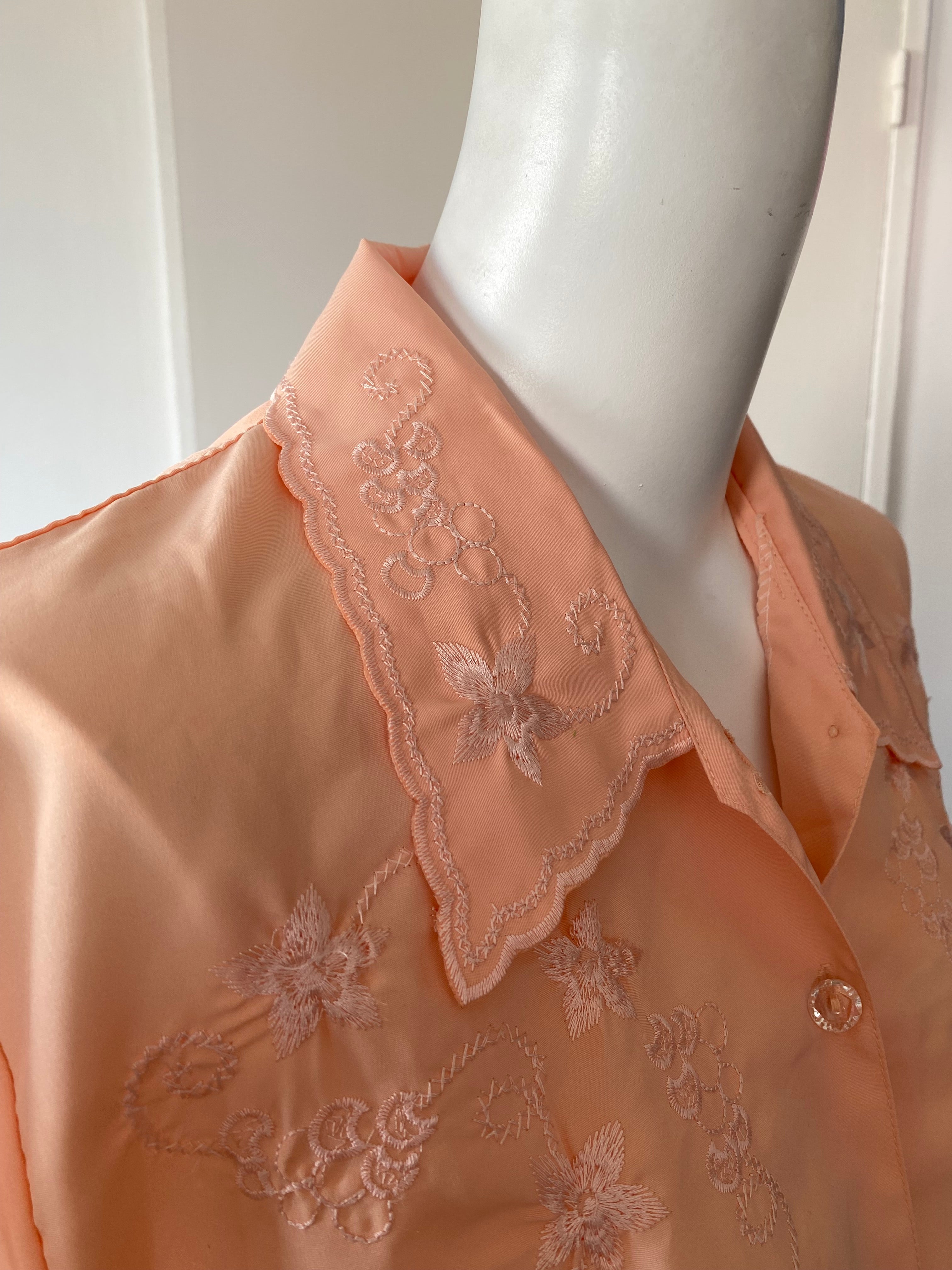 Froufrou • T. 36 à 42 • Chemise saumon brodée