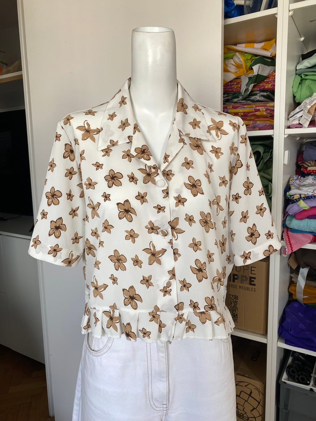 Froufrou • T. 34 à 38 • Chemise blanche fleurs beige