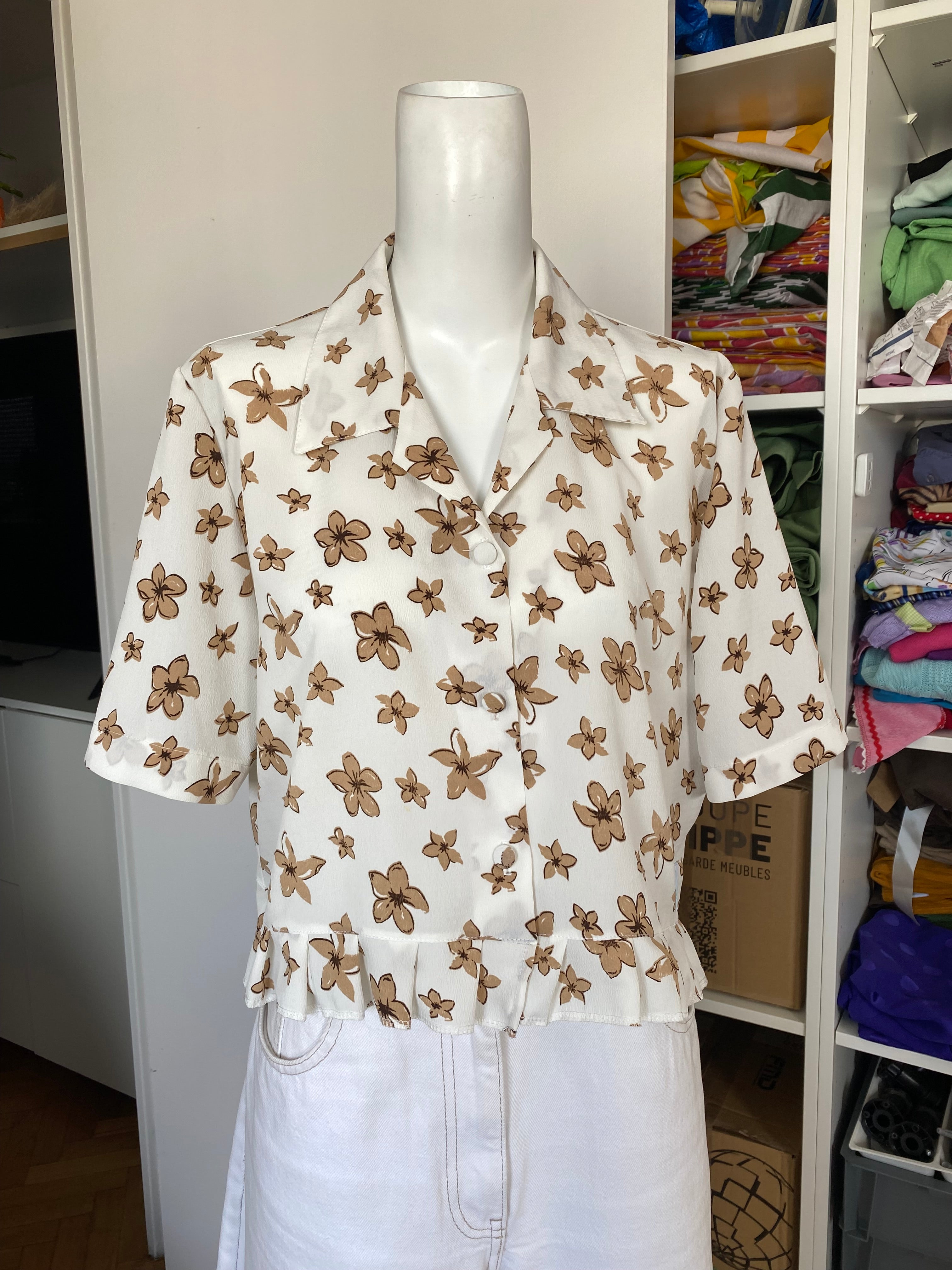 Froufrou • T. 34 à 38 • Chemise blanche fleurs beige