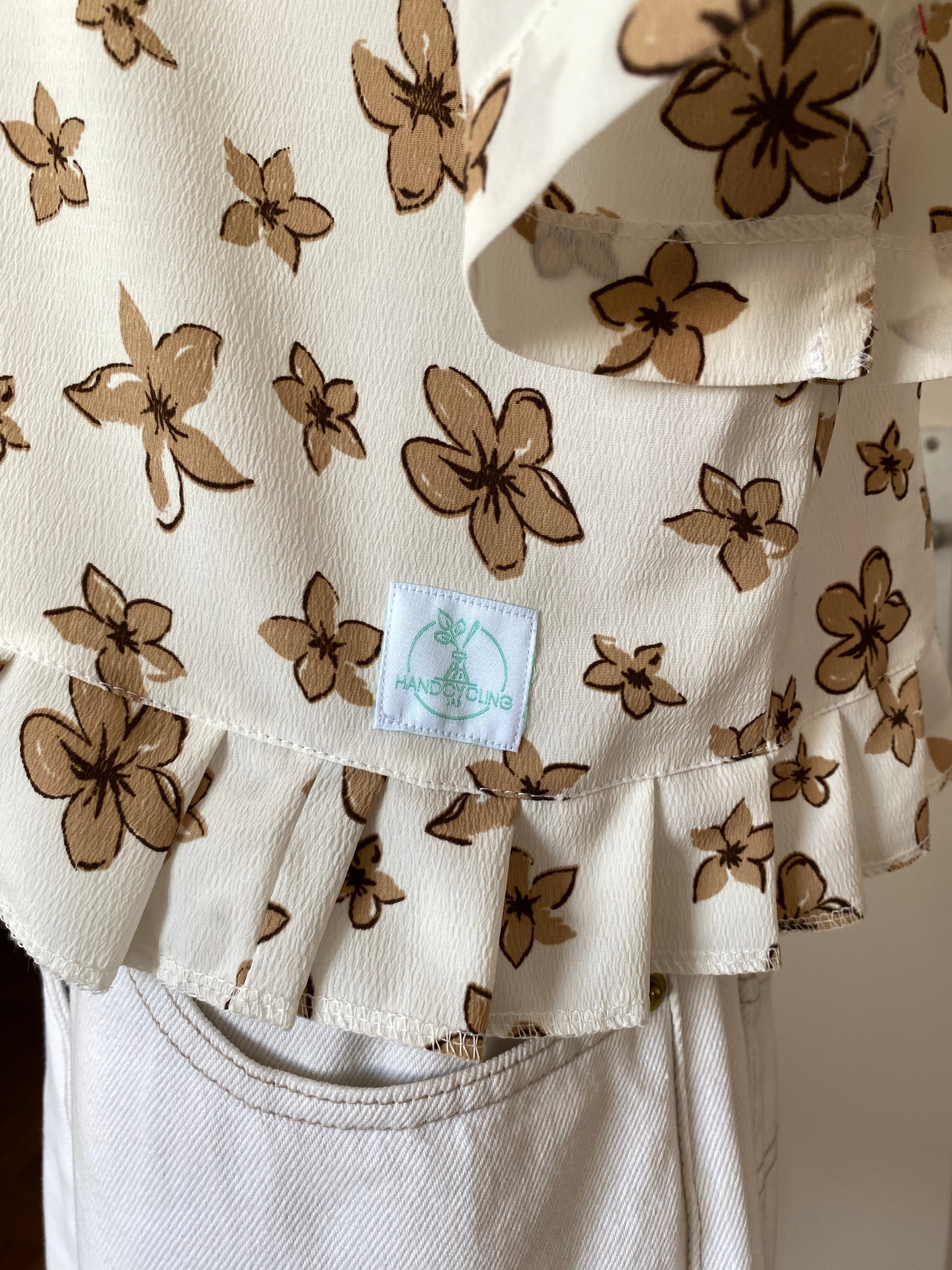 Froufrou • T. 34 à 38 • Chemise blanche fleurs beige
