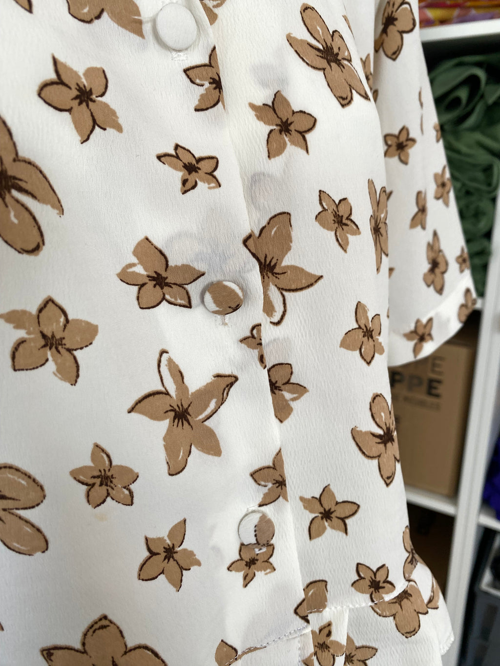 Froufrou • T. 34 à 38 • Chemise blanche fleurs beige