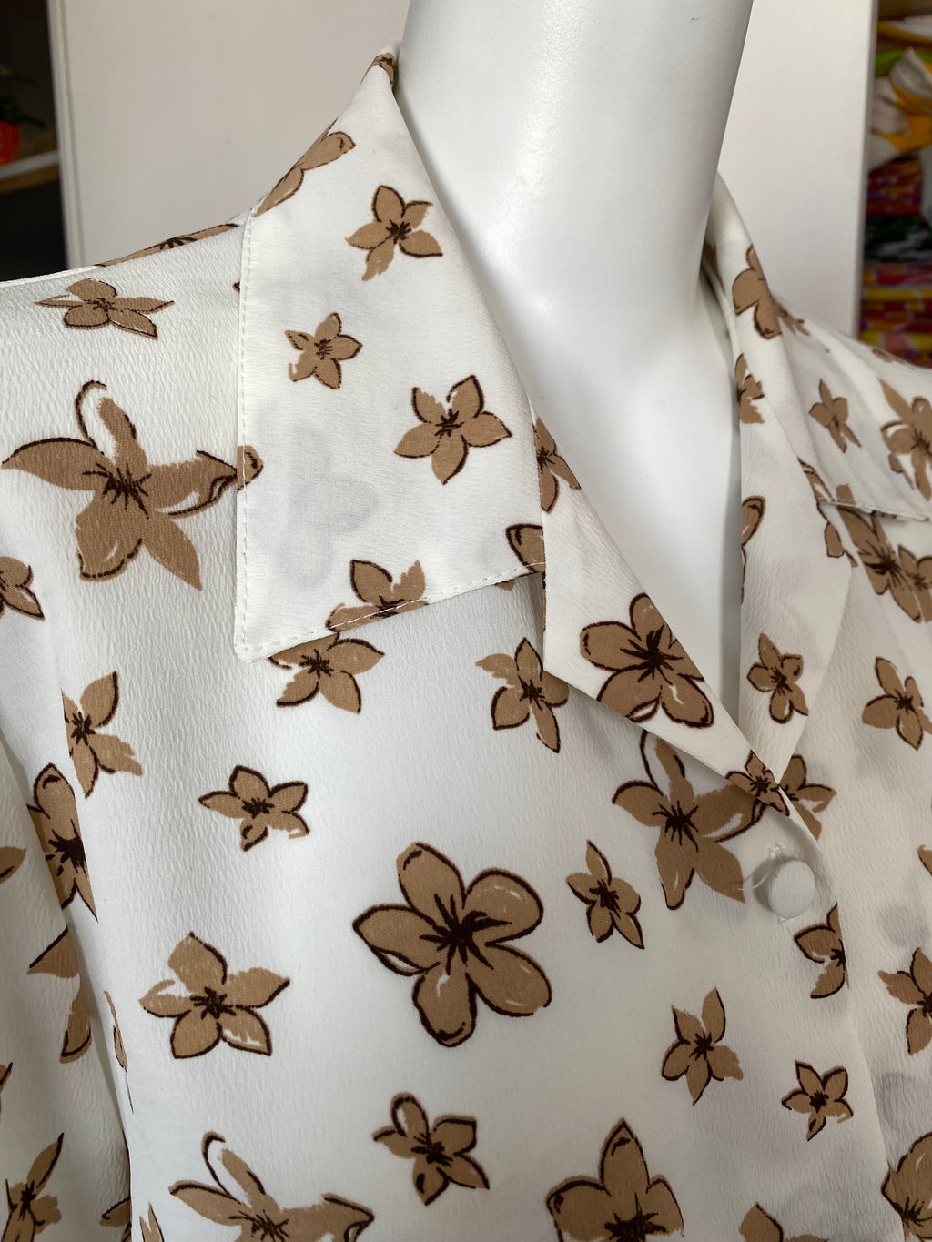Froufrou • T. 34 à 38 • Chemise blanche fleurs beige