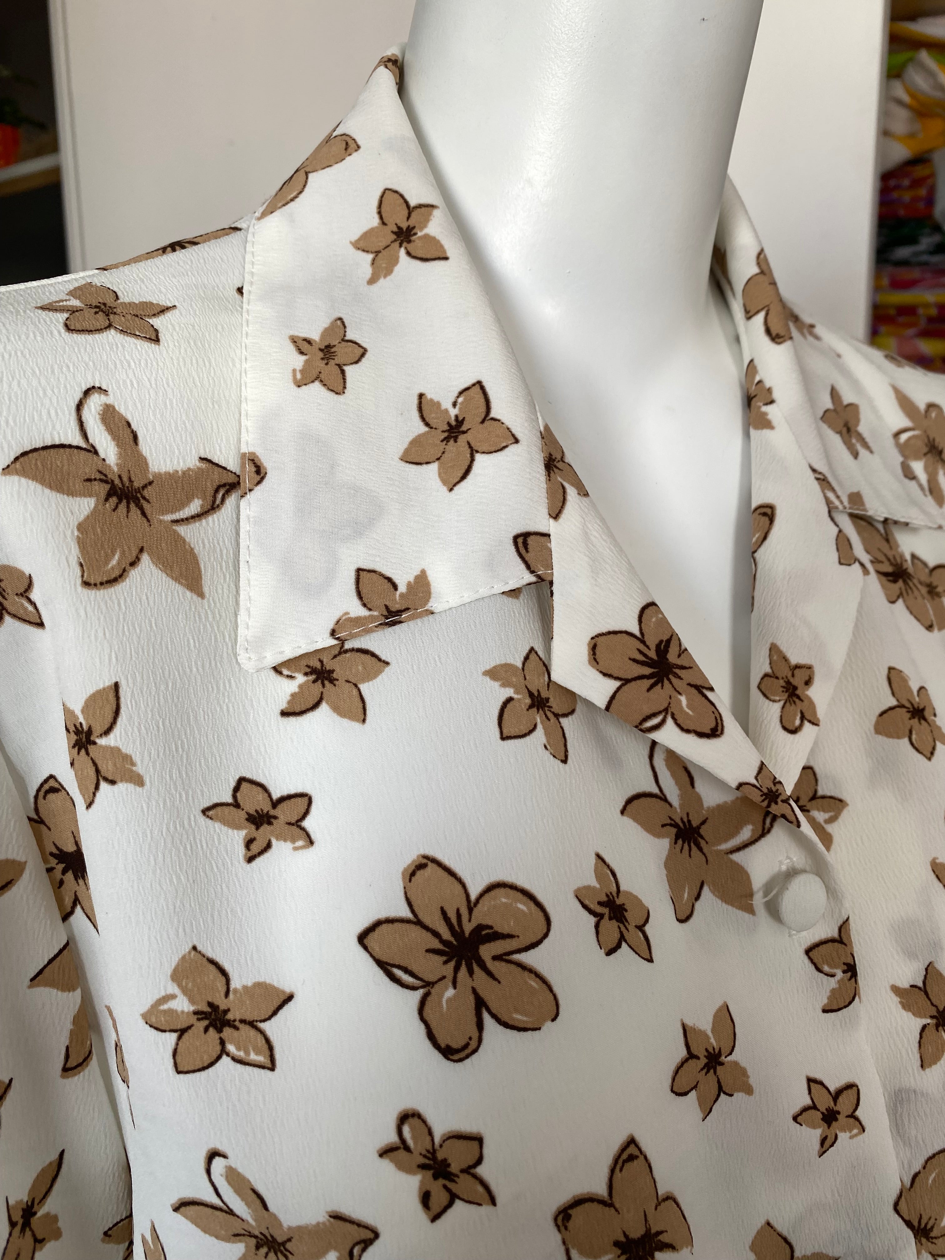 Froufrou • T. 34 à 38 • Chemise blanche fleurs beige